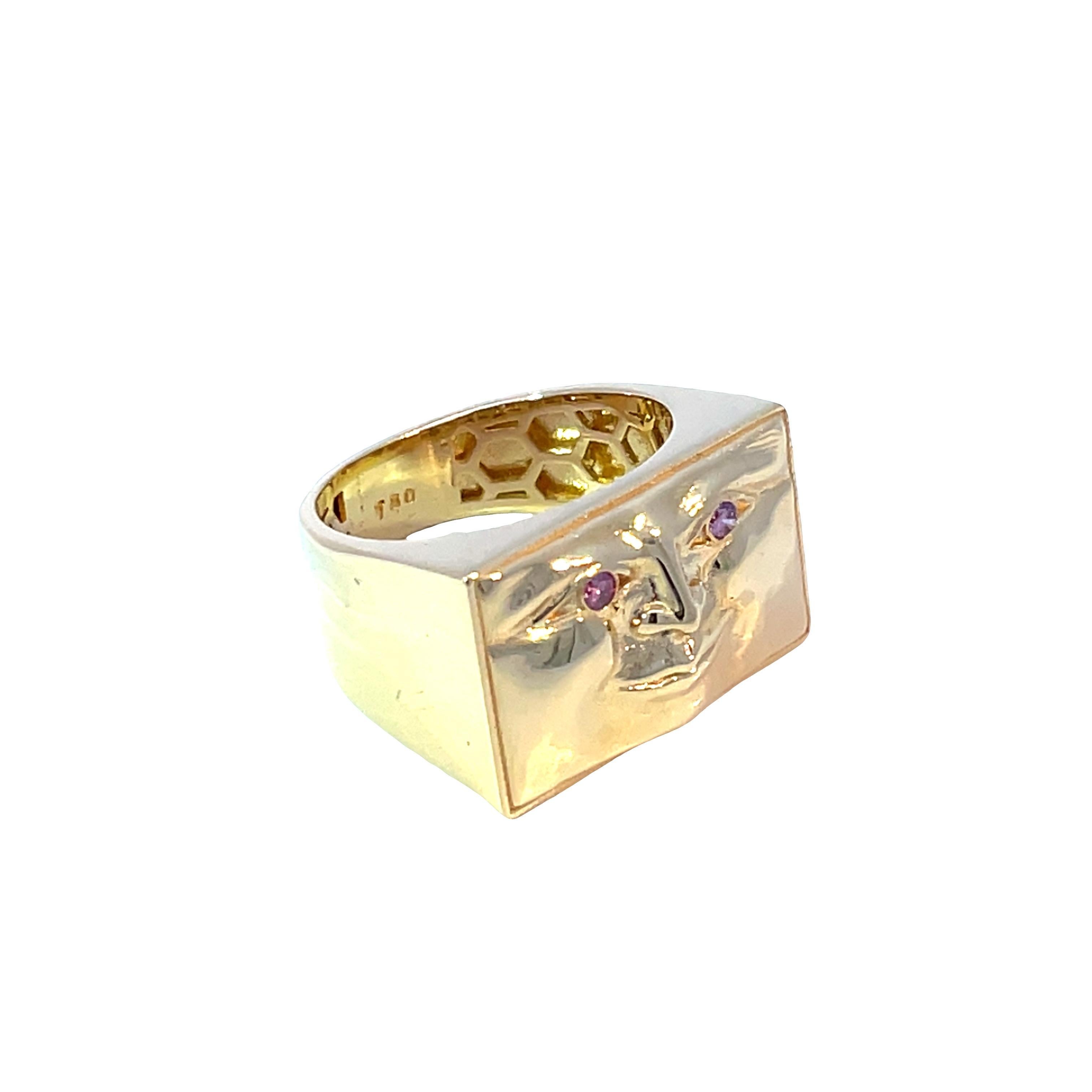 Elegia la tua collezione di gioielli con questo splendido anello con volto in oro giallo 18 carati, impreziosito da squisiti diamanti Pink Diamond da 0,10 carati che emanano eleganza e fascino. Con un peso di 6,99 g, questo lussuoso pezzo è stato