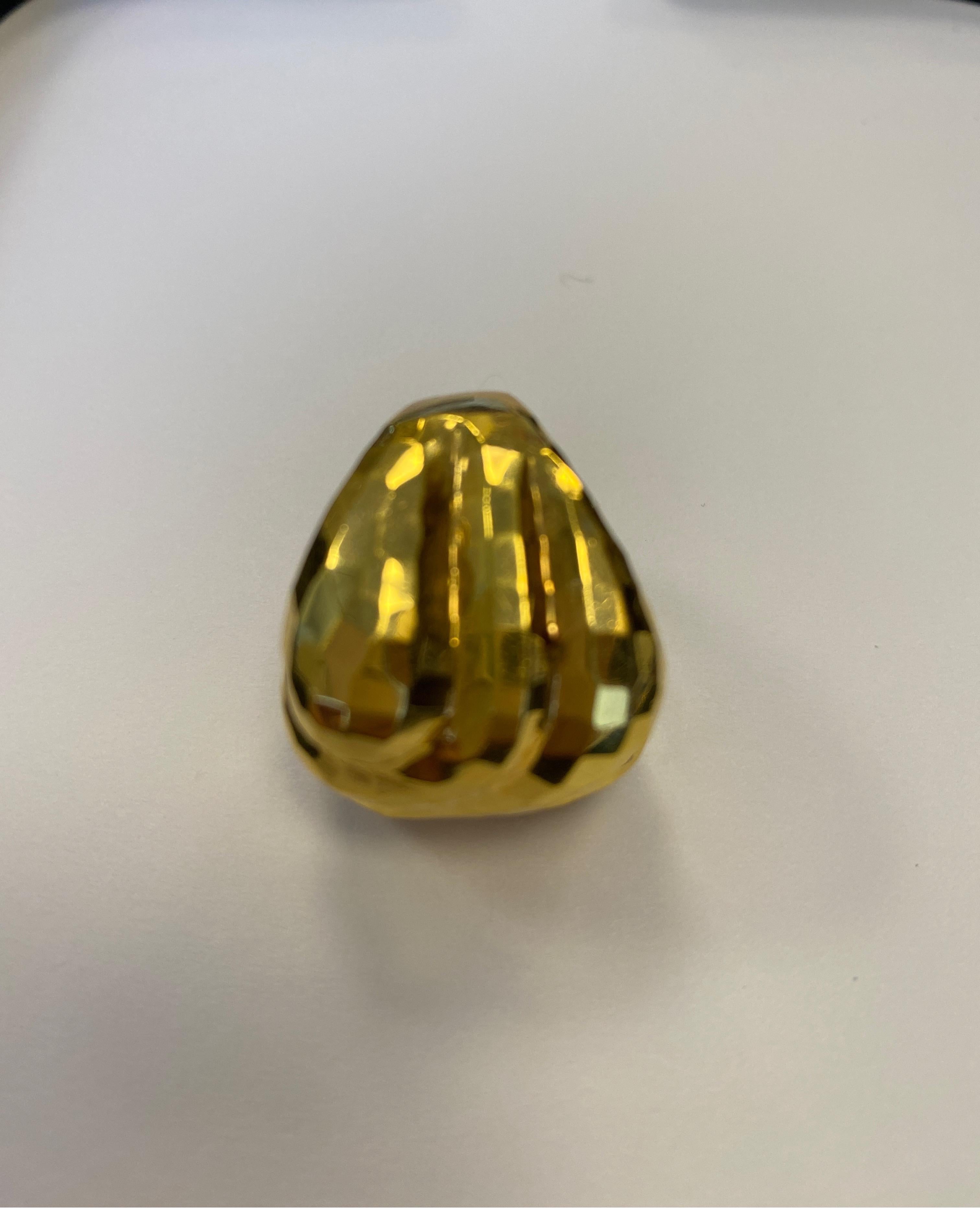 Contemporain Bague contemporaine en or jaune 18 carats à motifs facettés en vente