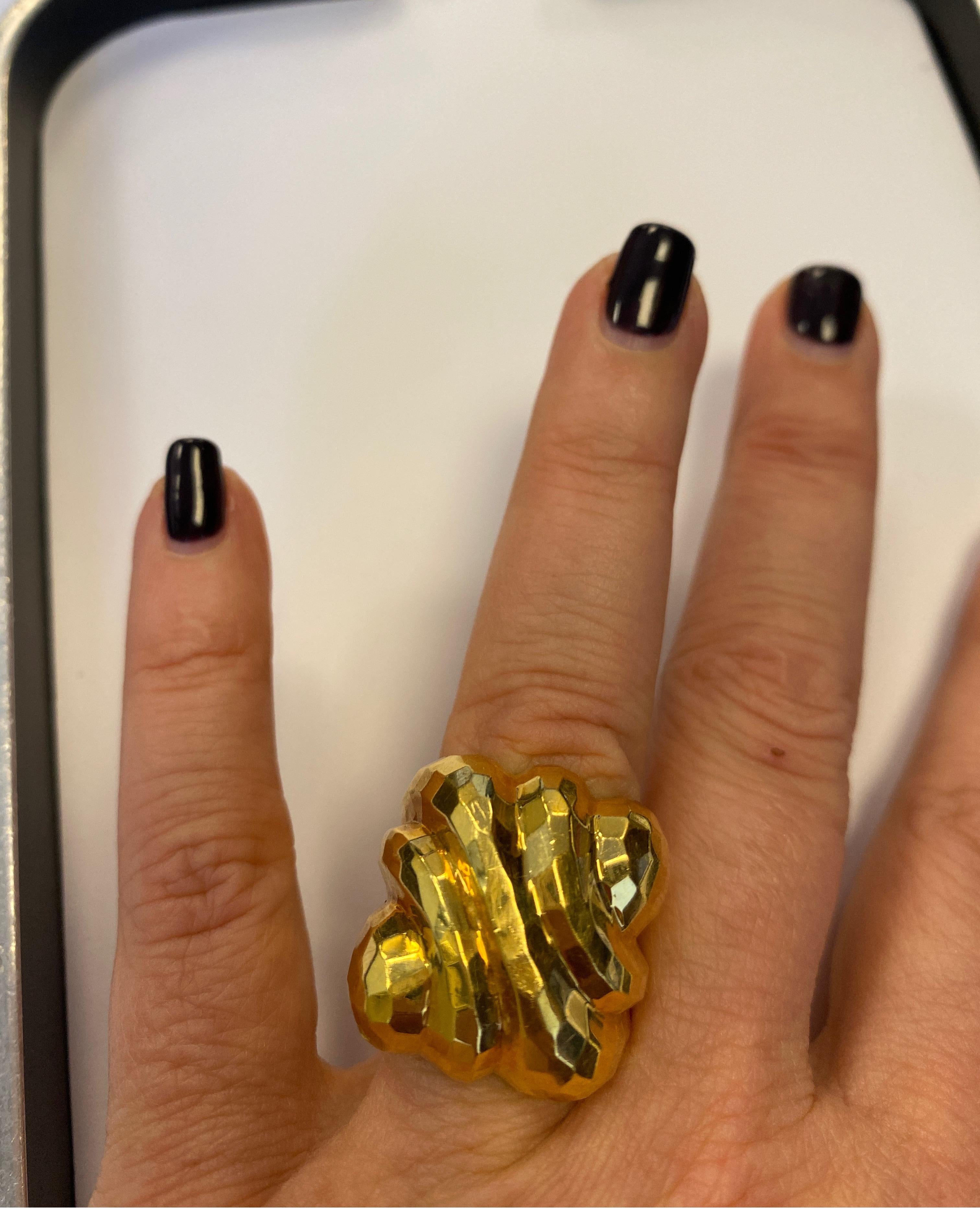 Bague contemporaine en or jaune 18 carats à motifs facettés Pour femmes en vente