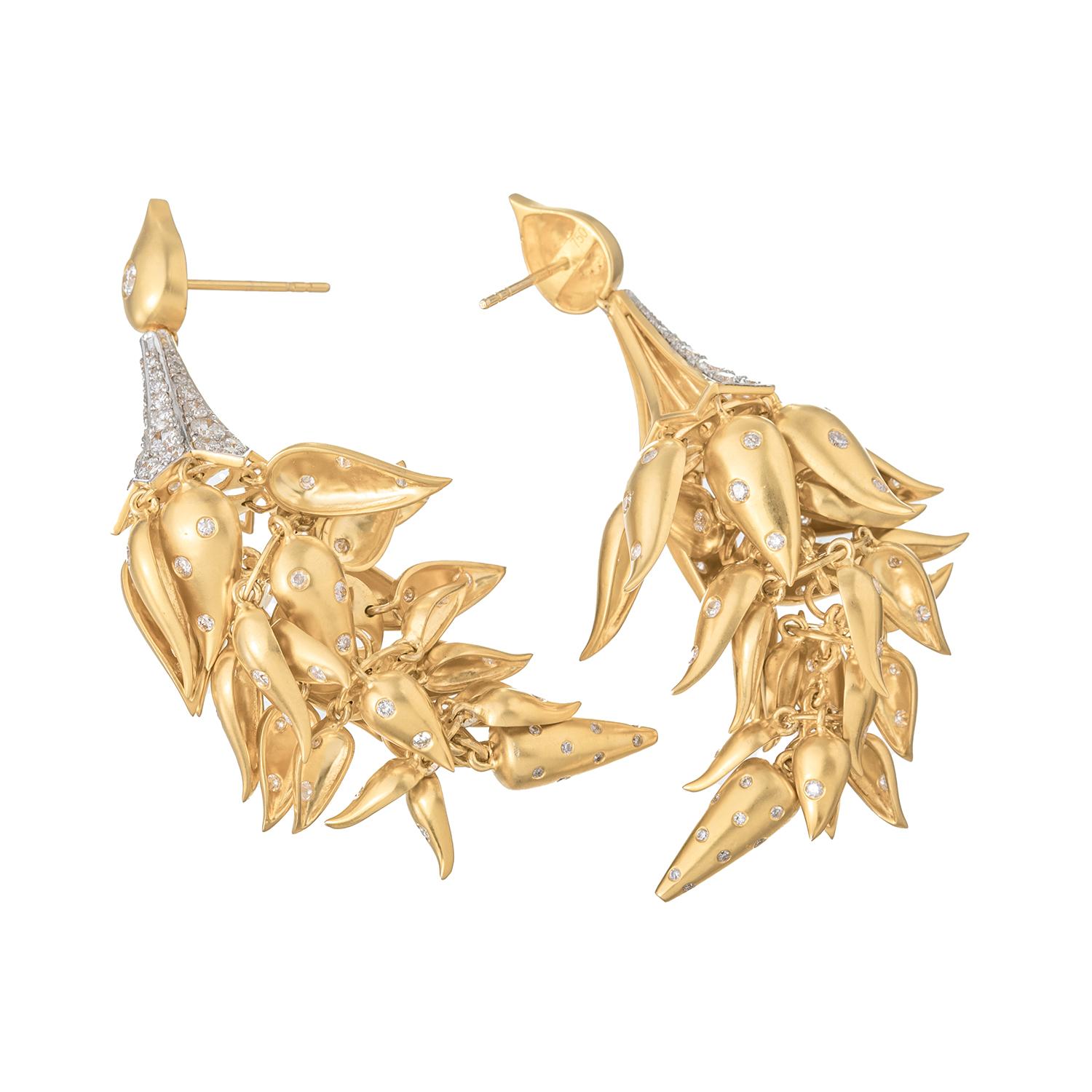 Taille ronde Boucles d'oreilles pendantes en or jaune 18k avec feuilles tombantes en vente