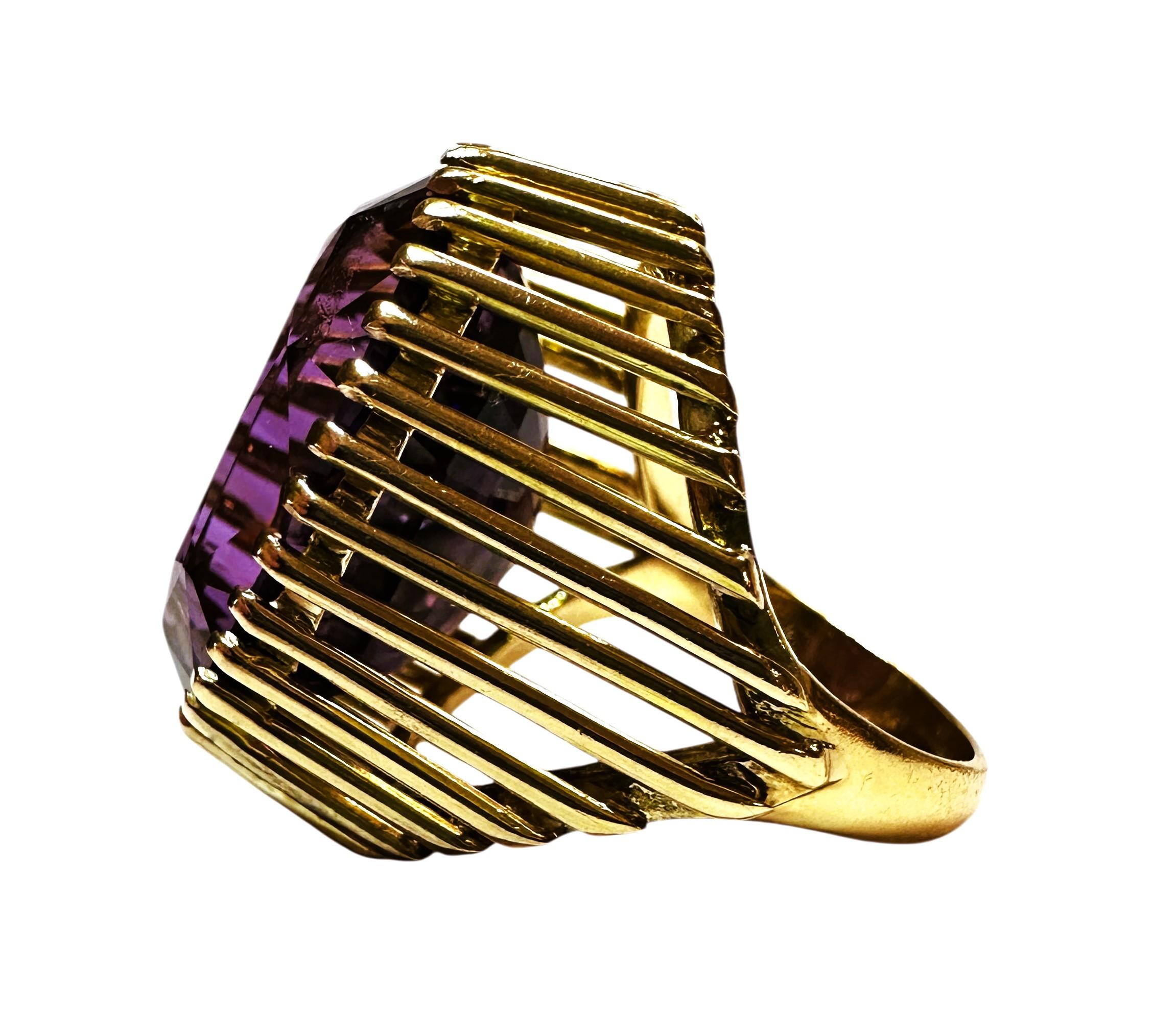 Art Nouveau Anello solitario con ametista da 26 carati in oro giallo 18 carati, misura 6,5 in vendita