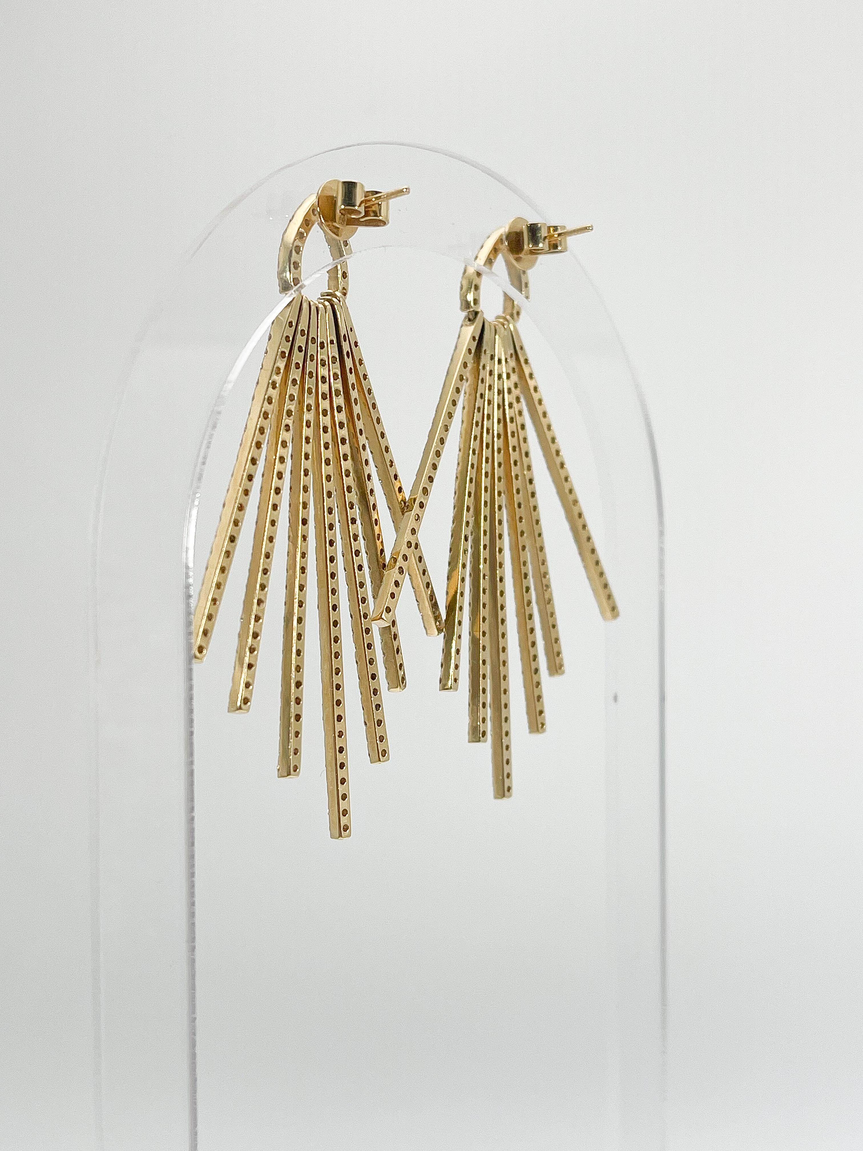 Taglio rotondo Orecchini pendenti con diamanti fantasia in oro giallo 18K 4,18 CTW in vendita