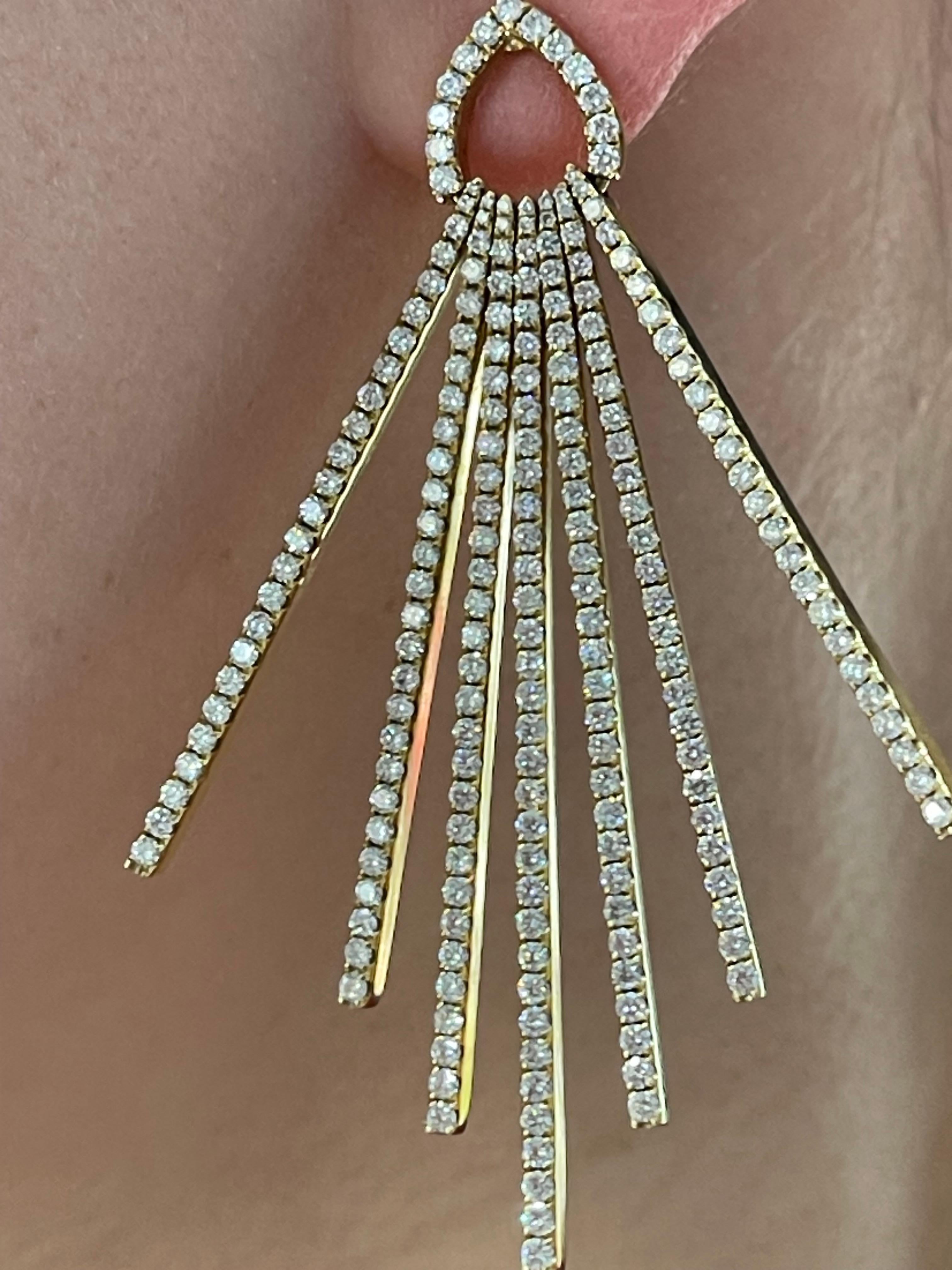 Donna Orecchini pendenti con diamanti fantasia in oro giallo 18K 4,18 CTW in vendita