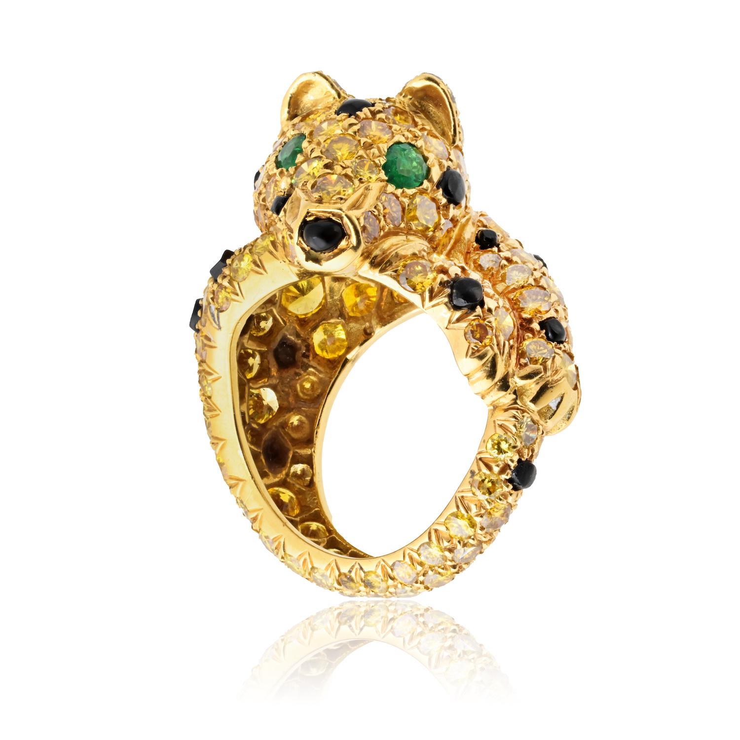 Cette bague de cocktail vintage en or 18 carats est une véritable pièce d'apparat, façonnée avec art en forme de panthère - bien que certains y voient un tigre ou un chat, ce qui ajoute à son charme unique. Toute la surface de la bague est sertie