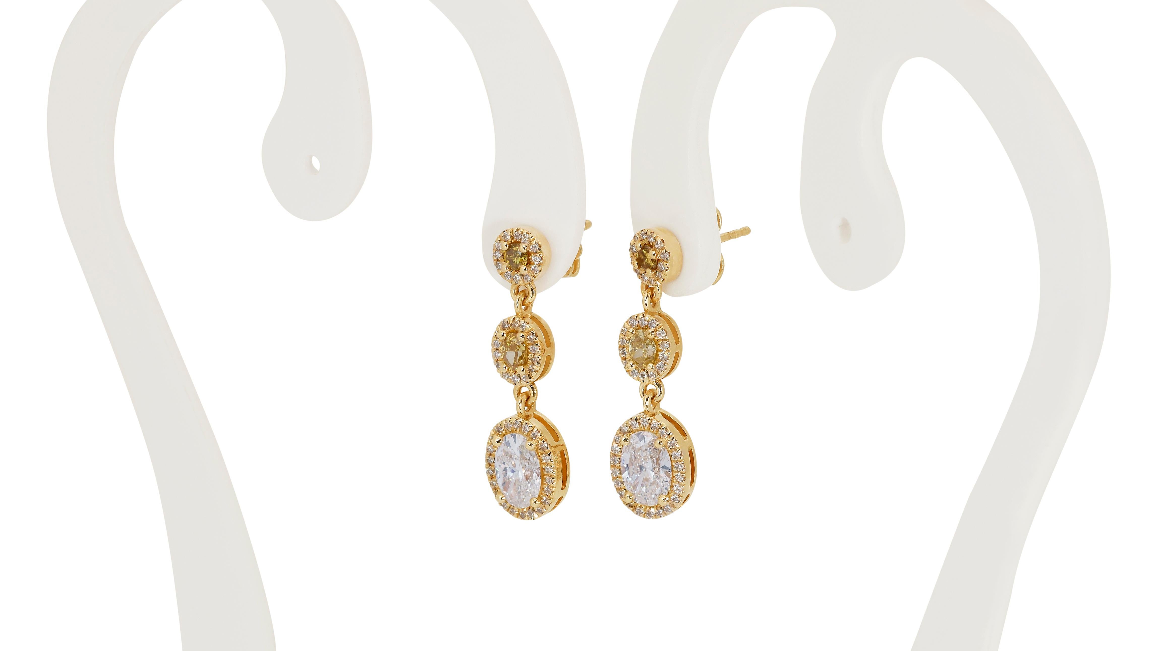 18k Yellow Gold Fancy Drop Earrings w/ 2.18 Carat Natural Diamonds IGI Cert In New Condition For Sale In רמת גן, IL
