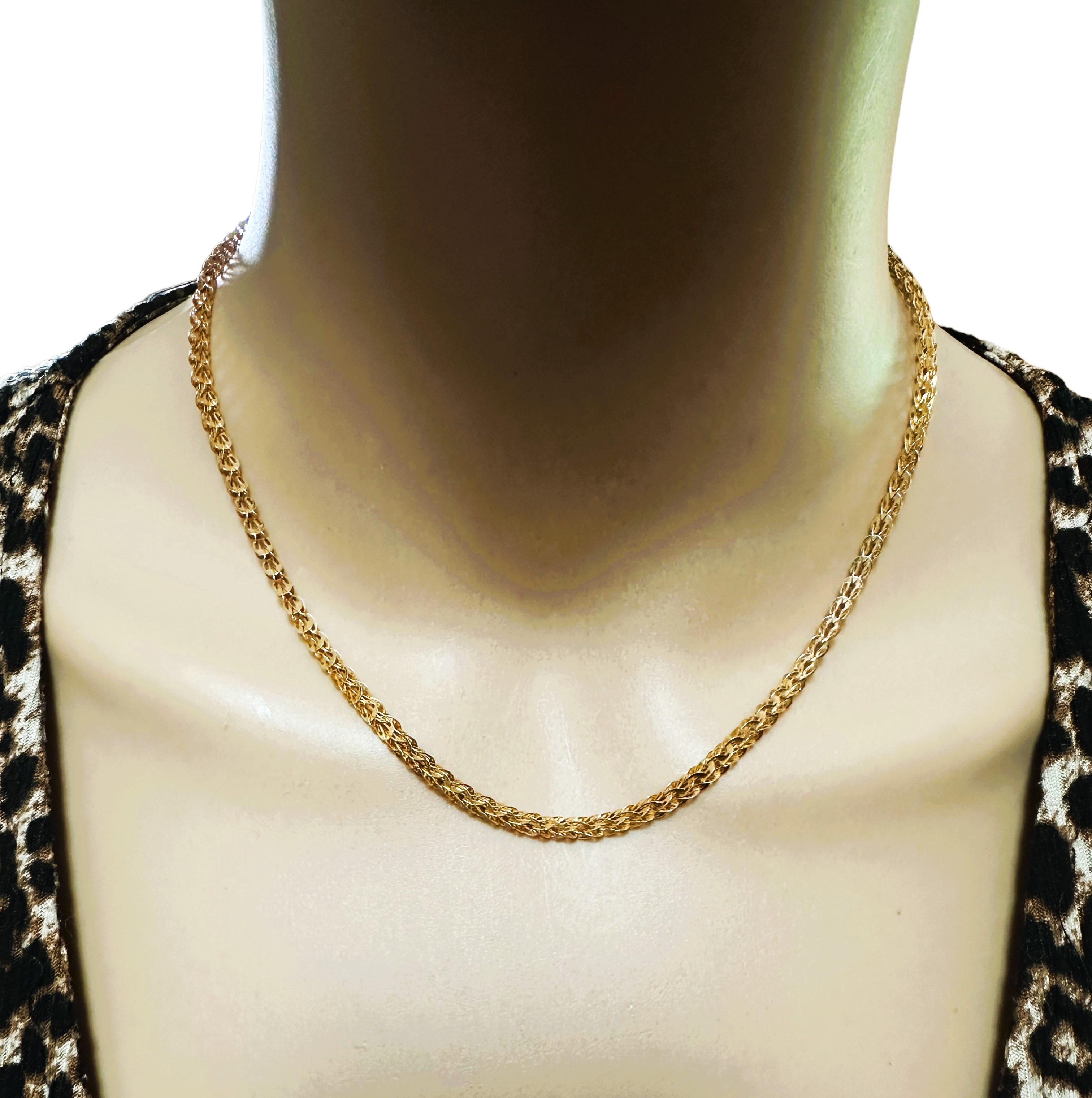 Das ist einfach eine wunderbare Kette.   Die Glieder sind so schick, dass man sie auch ohne Anhänger tragen kann und sie sieht einfach toll aus.   Es ist 16,5 Zoll lang und 3,4 mm dick.  Das Gewicht in Gramm beträgt 6,38.  Sie hat einen