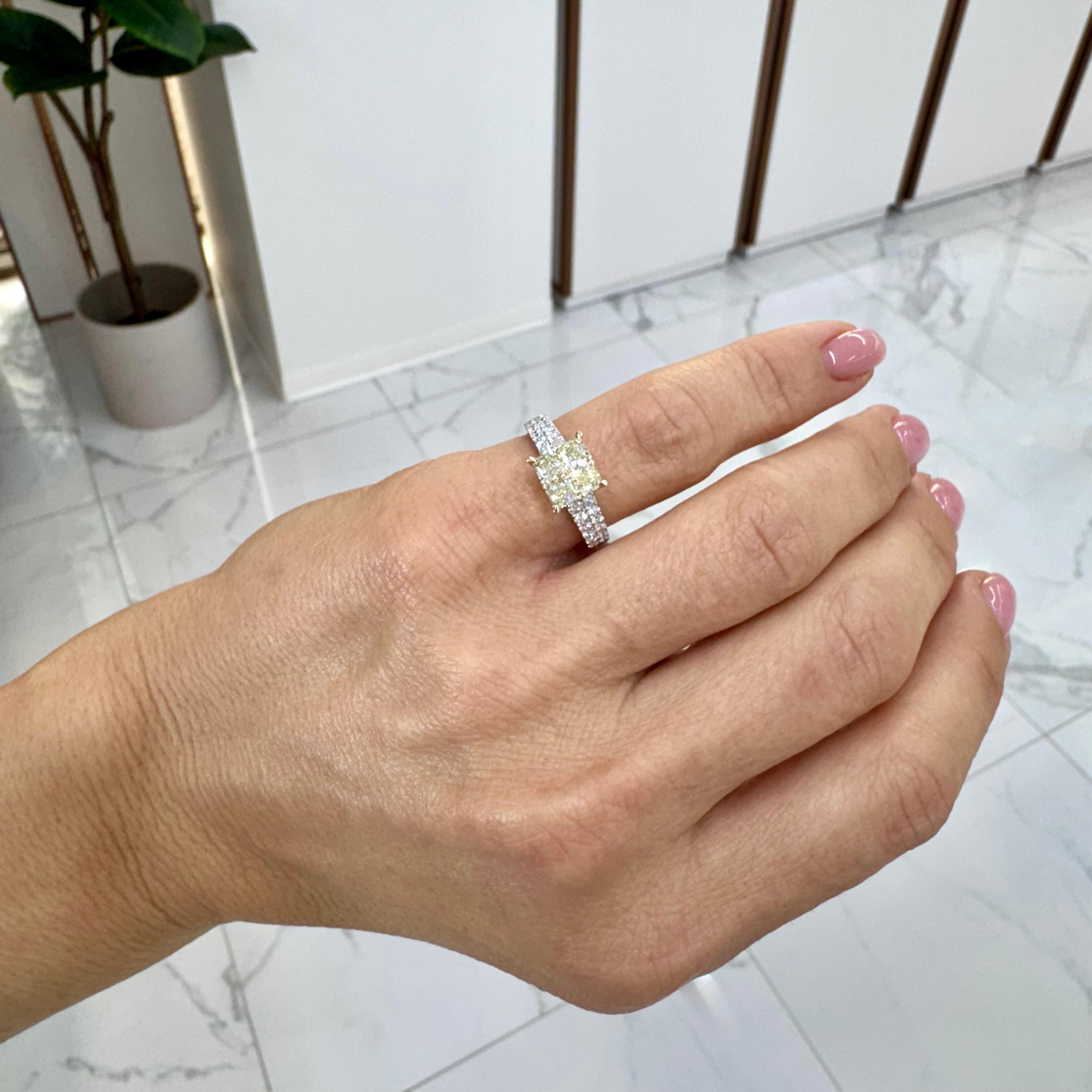 Bague cocktail en or jaune 18 carats avec deux rangées de diamants de couleur jaune coussin fantaisie en vente 2