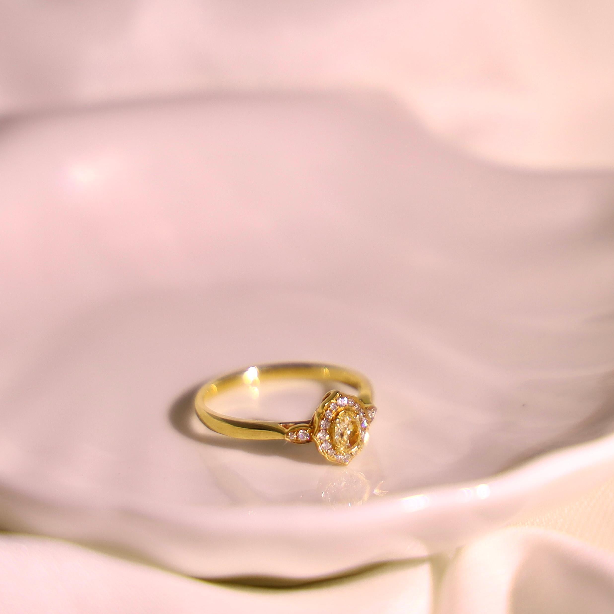 Modern 18K Yellow Gold Fancy Yellow Diamond Classic Ring with Diamonds For Sale