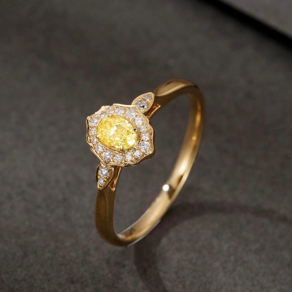 18K Yellow Gold Fancy Yellow Diamond Classic Ring with Diamonds In New Condition For Sale In Kowloon, HK