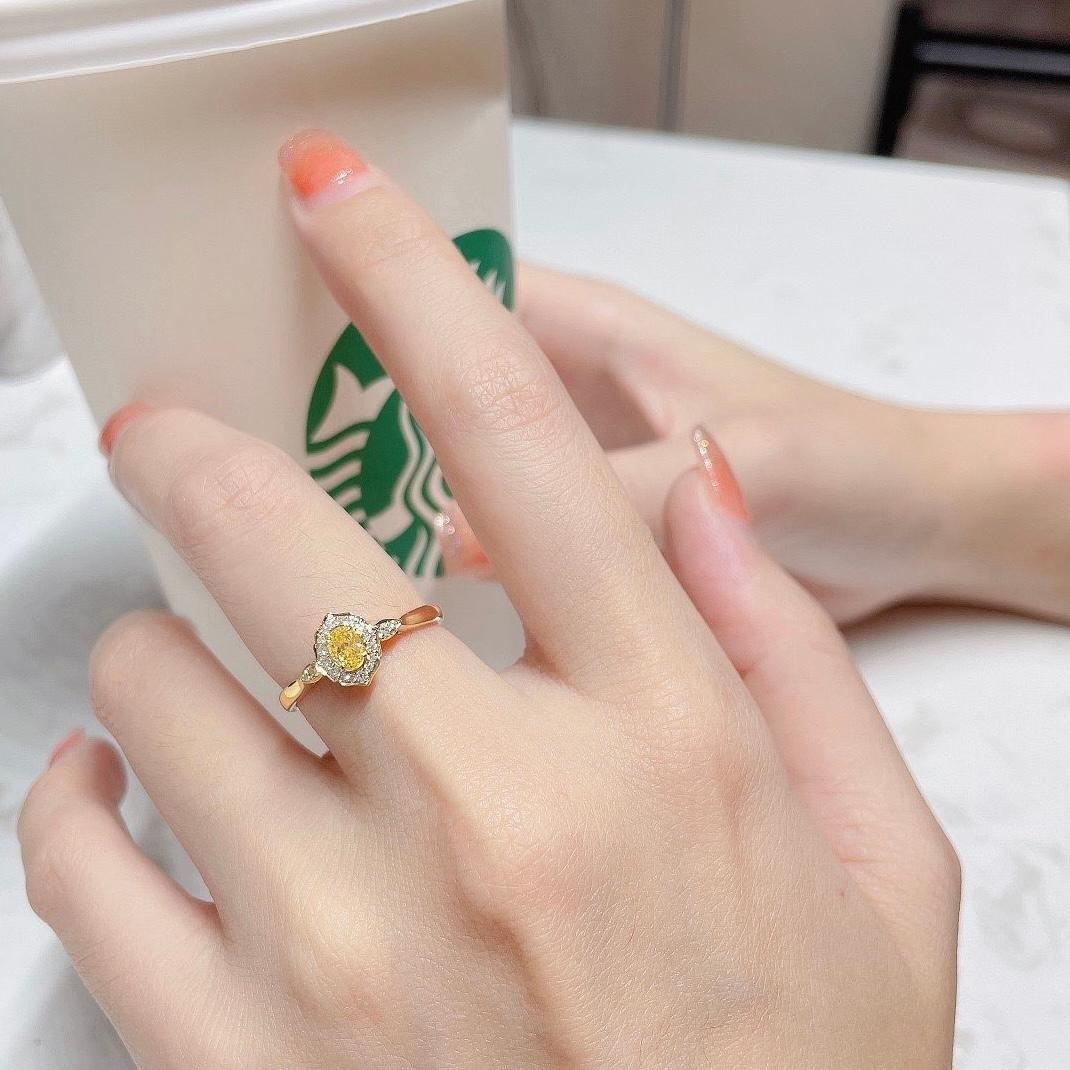 Women's or Men's 18K Yellow Gold Fancy Yellow Diamond Classic Ring with Diamonds For Sale