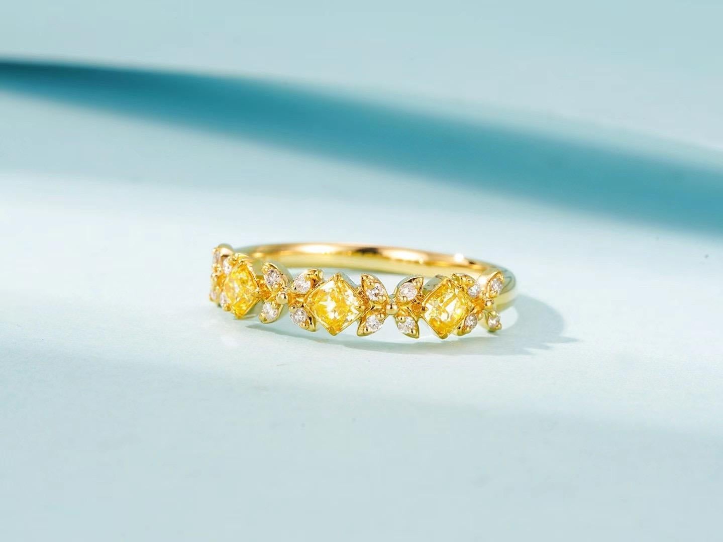 Anillo Trébol Diamante Amarillo Fantasía y Diamante Oro Amarillo 18K Corte cojín en venta