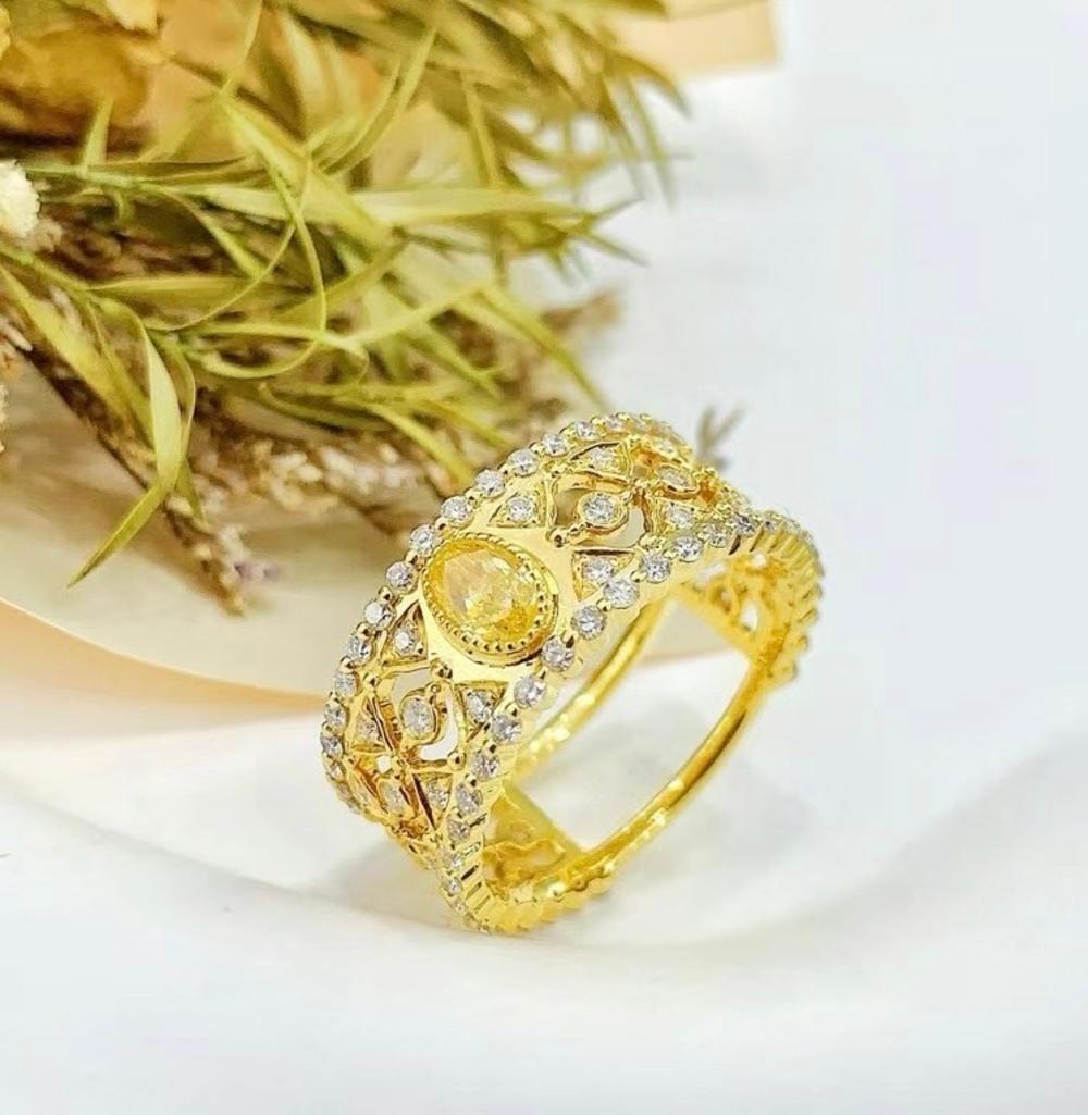 18K Yellow Gold Fancy Yellow Diamond & Diamond Lace Ring In New Condition For Sale In Kowloon, HK