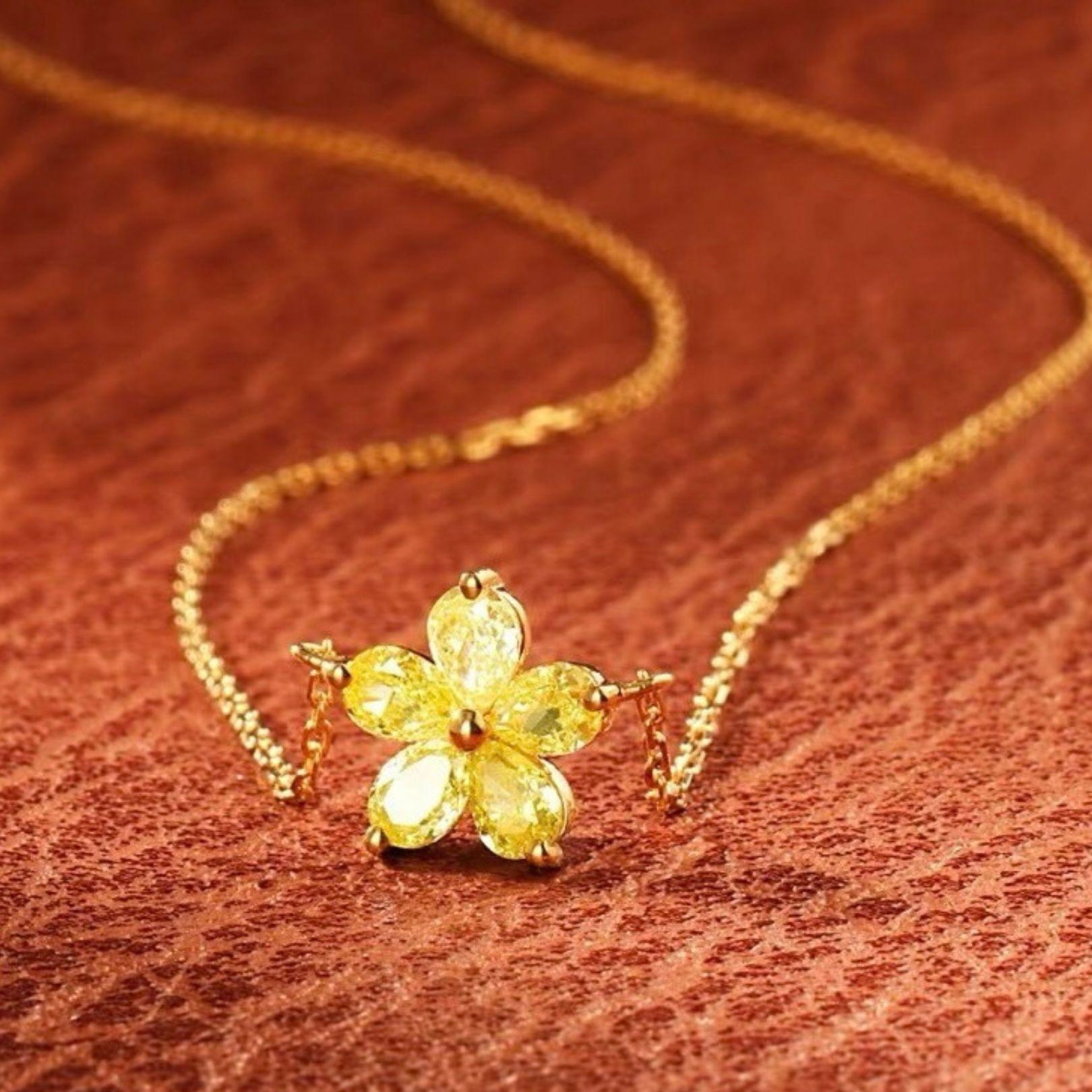 Modern 18K Yellow Gold Fancy Yellow Diamond Flower Pendant Necklace For Sale