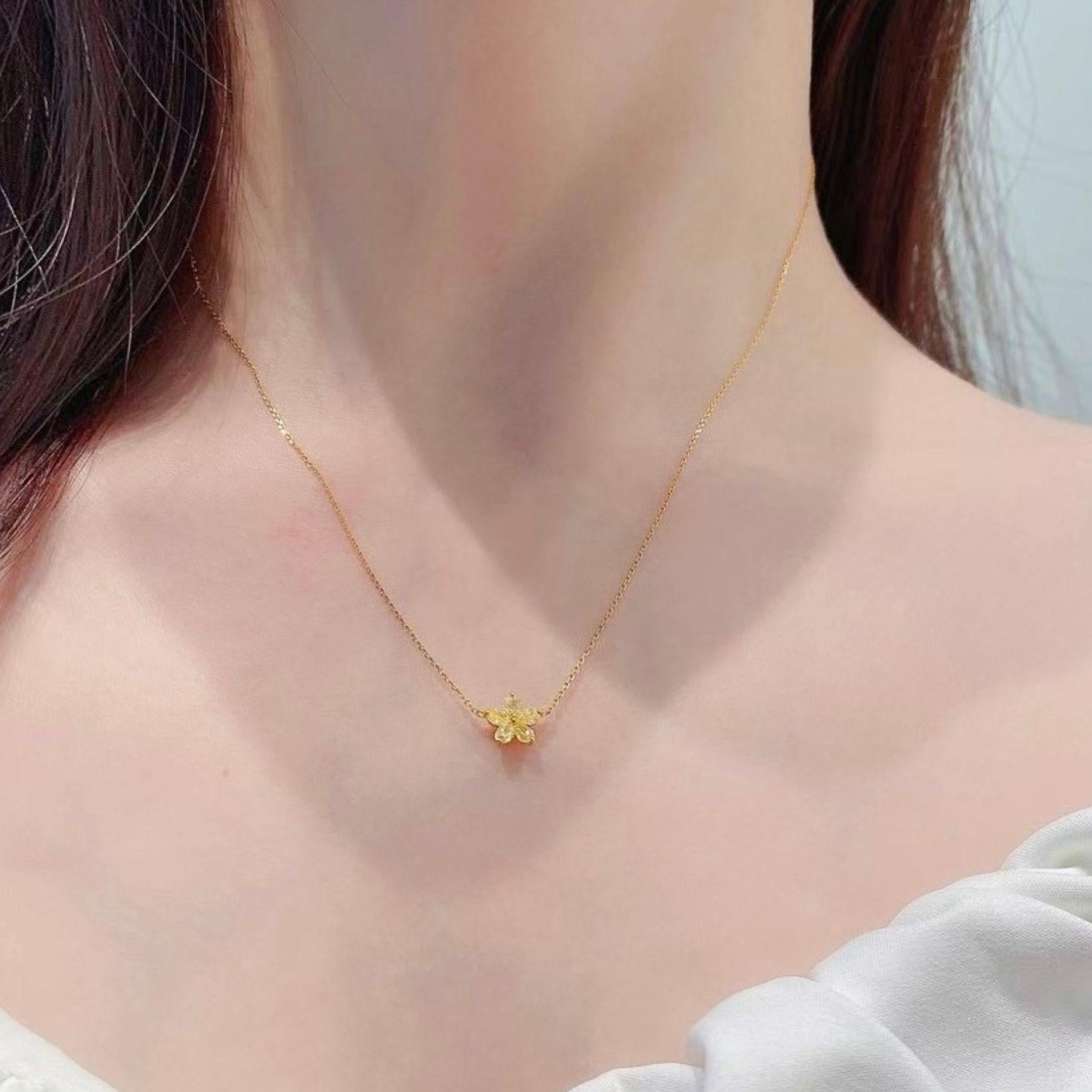 18K Yellow Gold Fancy Yellow Diamond Flower Pendant Necklace In New Condition For Sale In Kowloon, HK