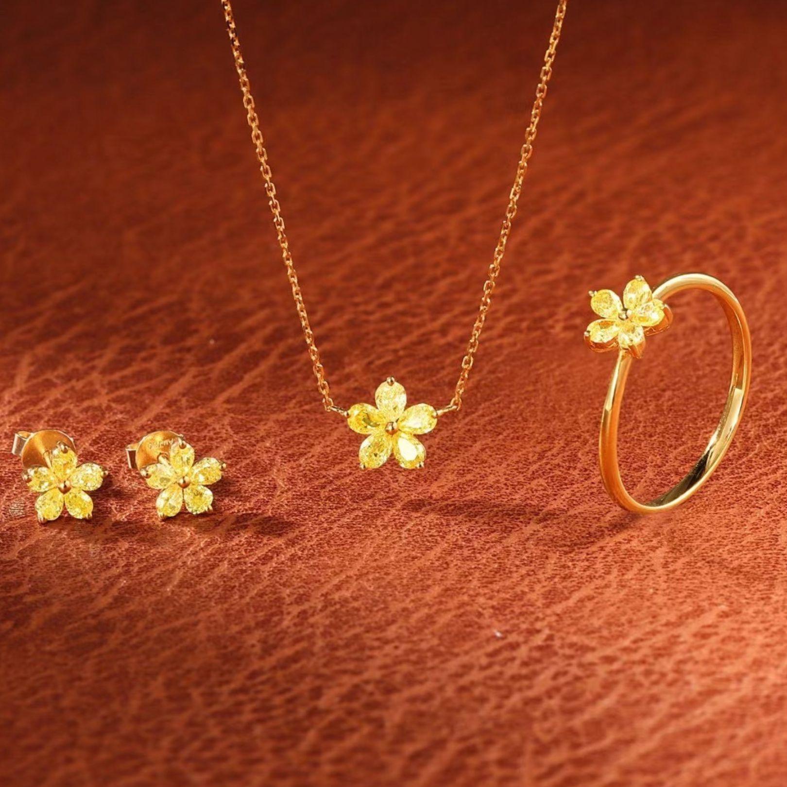 Women's or Men's 18K Yellow Gold Fancy Yellow Diamond Flower Pendant Necklace For Sale