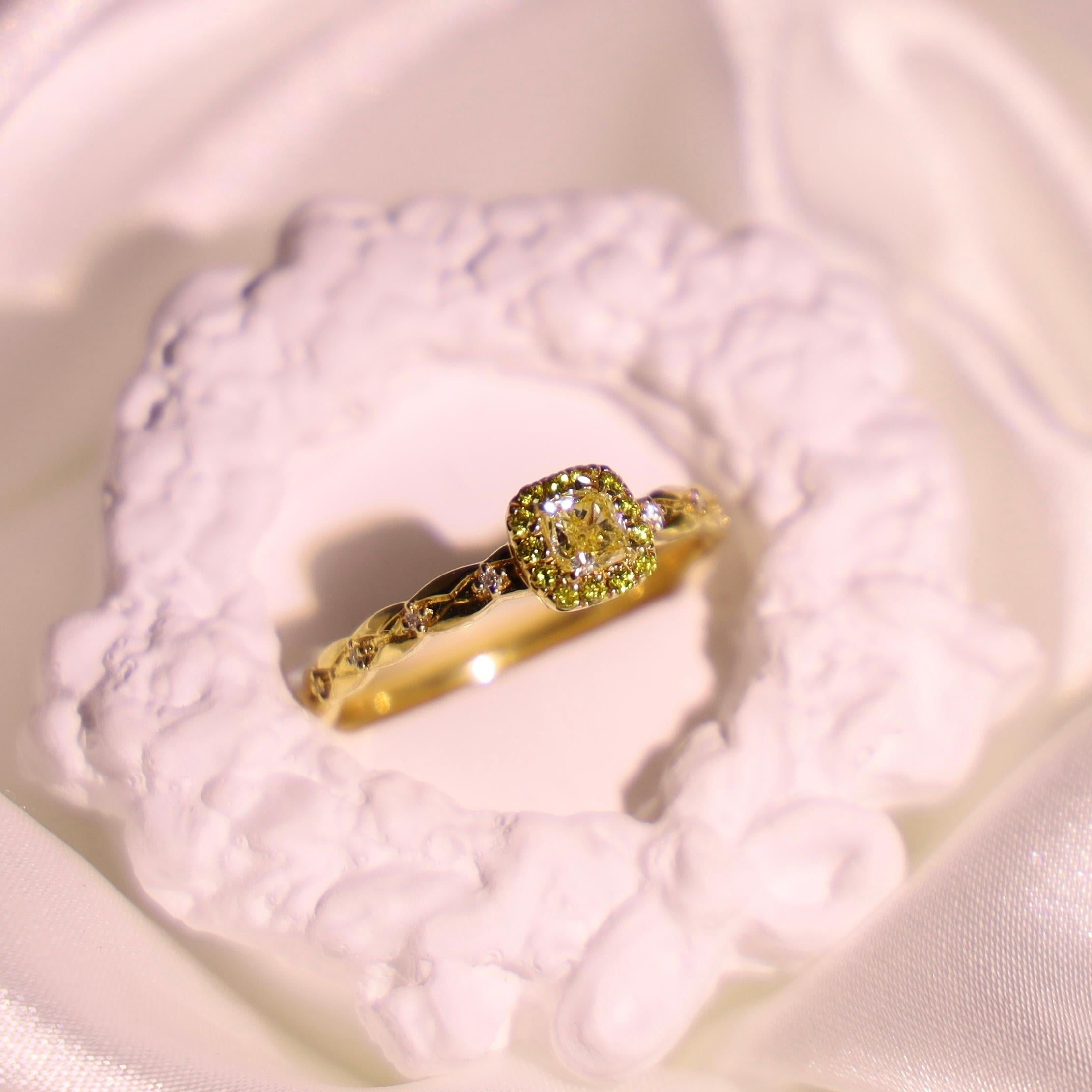 18K Yellow Gold Fancy Yellow Diamond Minimalist design Engagement Ring In New Condition For Sale In Kowloon, HK