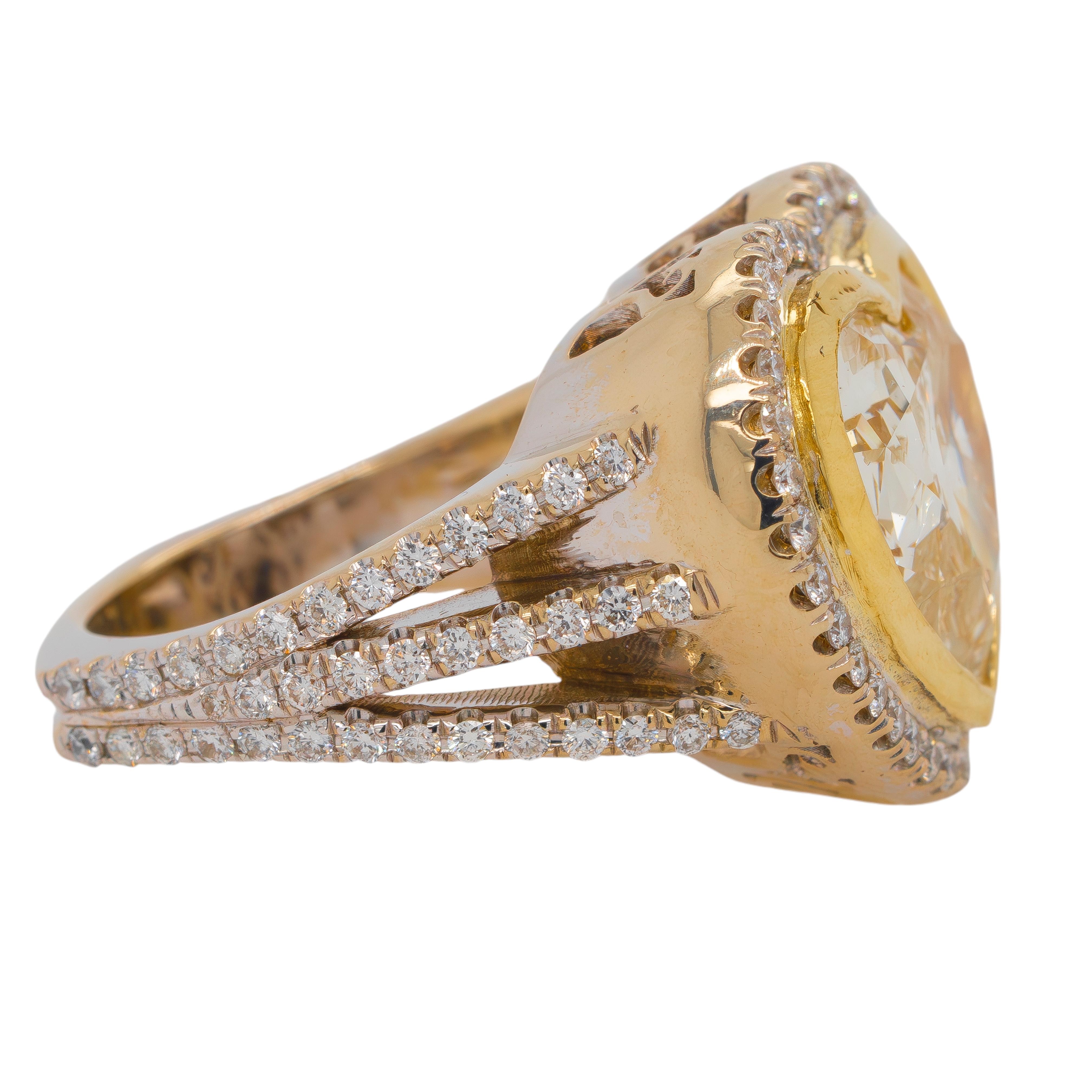 Bague fantaisie en or jaune 18 carats avec diamants en forme de cœur Excellent état - En vente à Boca Raton, FL