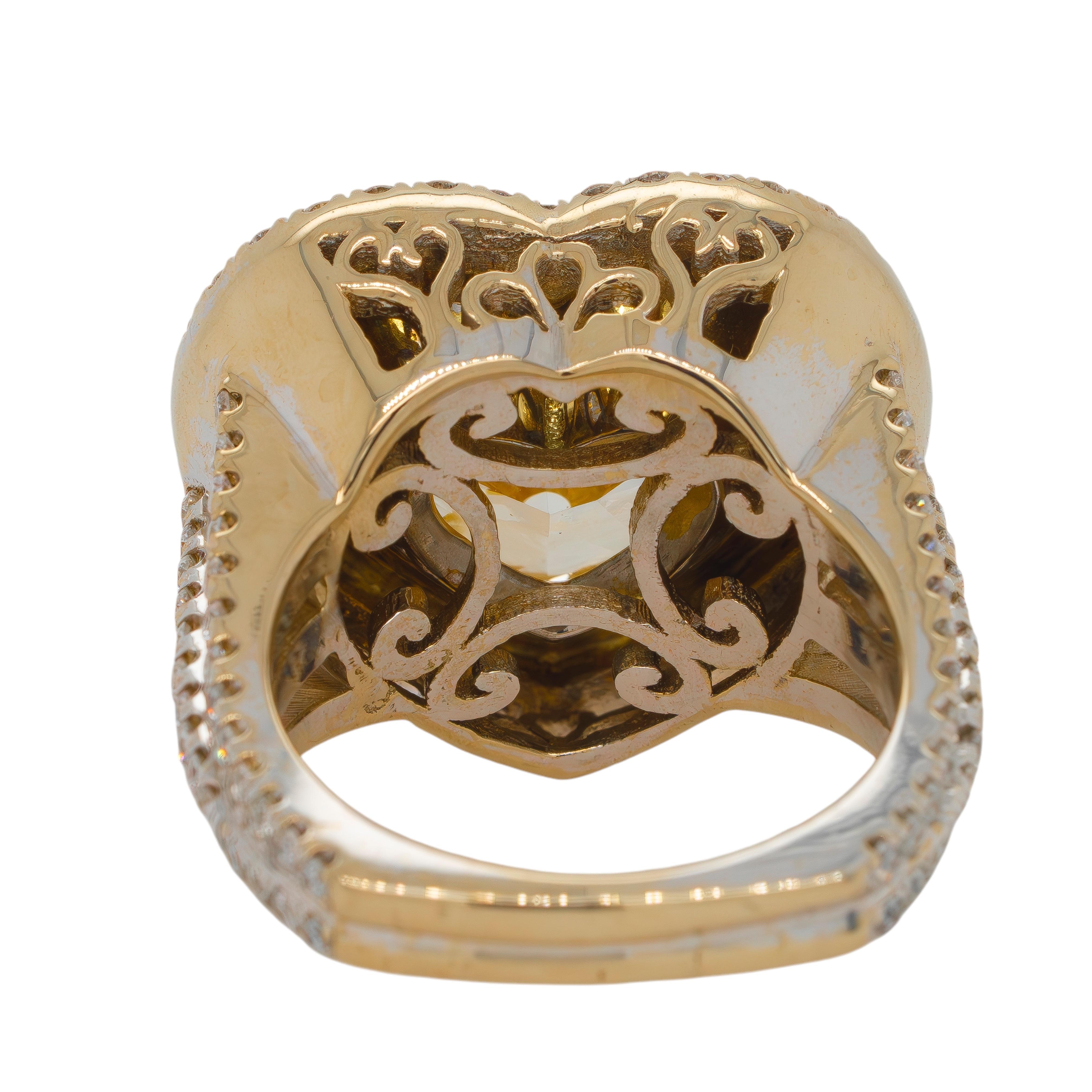 Bague fantaisie en or jaune 18 carats avec diamants en forme de cœur Unisexe en vente