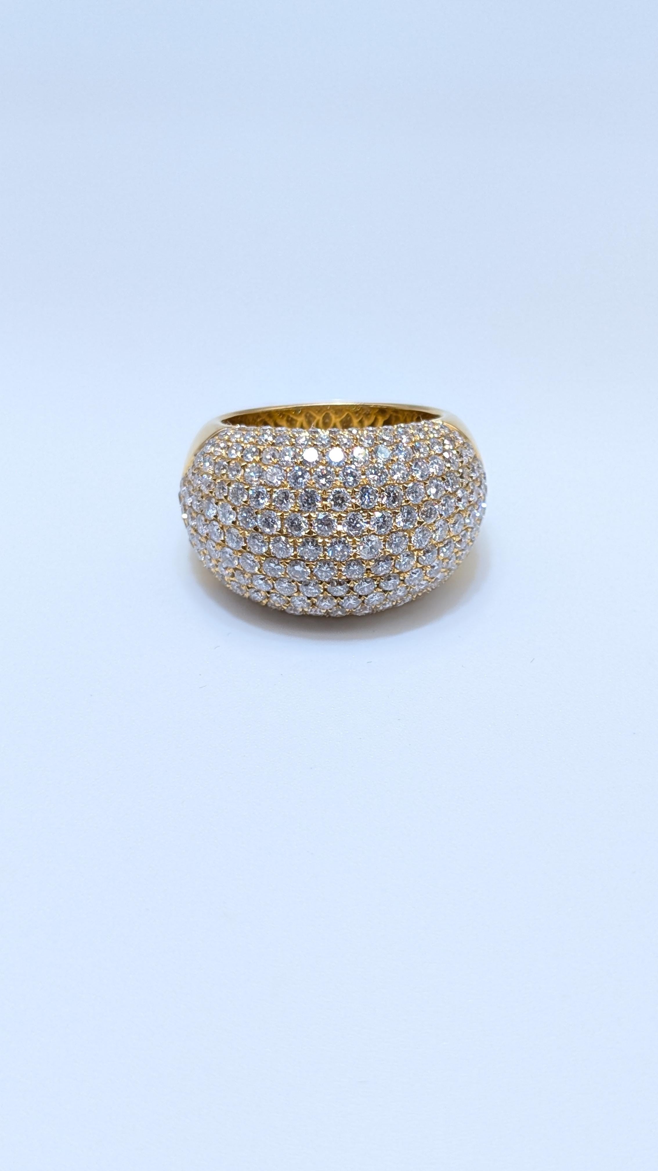 Cette exquise bague de mode en or jaune 18 carats ornée de diamants présente un design arrondi qui respire l'élégance et la sophistication. La bague est sertie de 3,43 carats de diamants ronds de taille brillant, disposés en pavé pour maximiser leur
