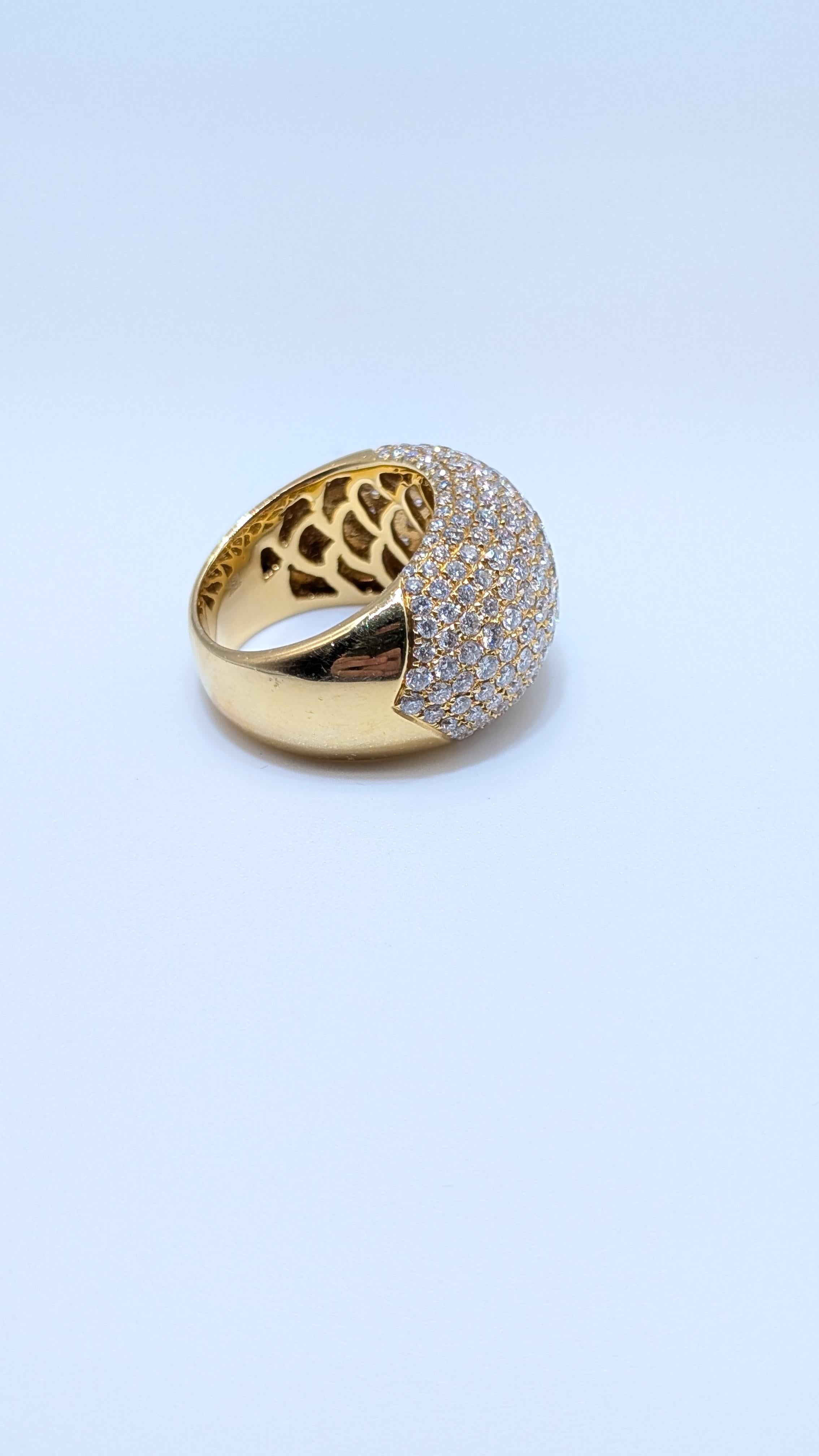 Taille ronde Bague mode en or jaune 18 carats avec diamants brillants ronds pavés totalisant 3,43 carats en vente
