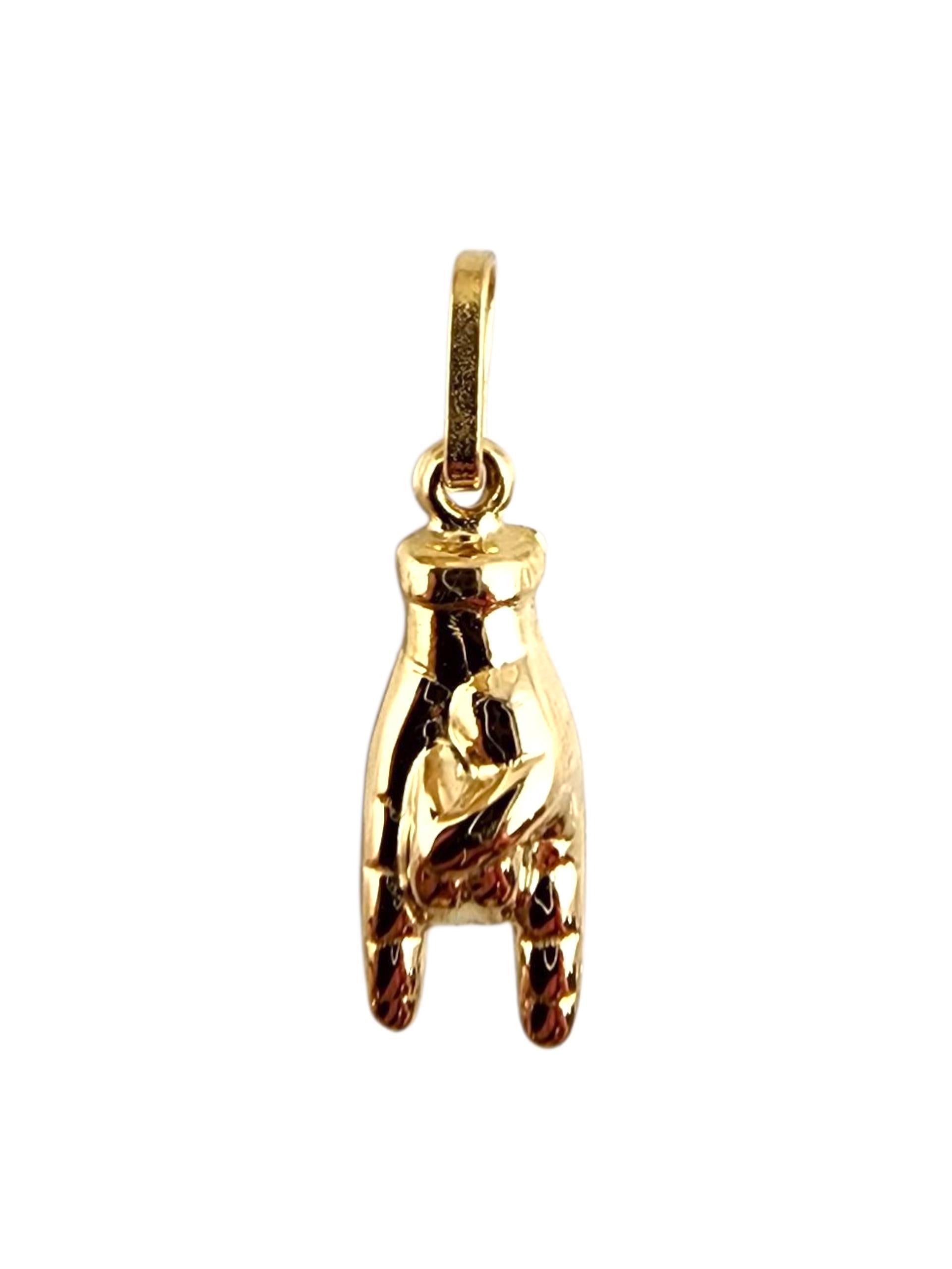 Charm in oro giallo 18K Figa Hand Malocchio-

Questo charme Malocchio in oro giallo 18 carati è un potente talismano che si ritiene protegga dall'energia negativa e porti fortuna. Caratterizzato da un design elegante e raffinato, aggiunge stile e