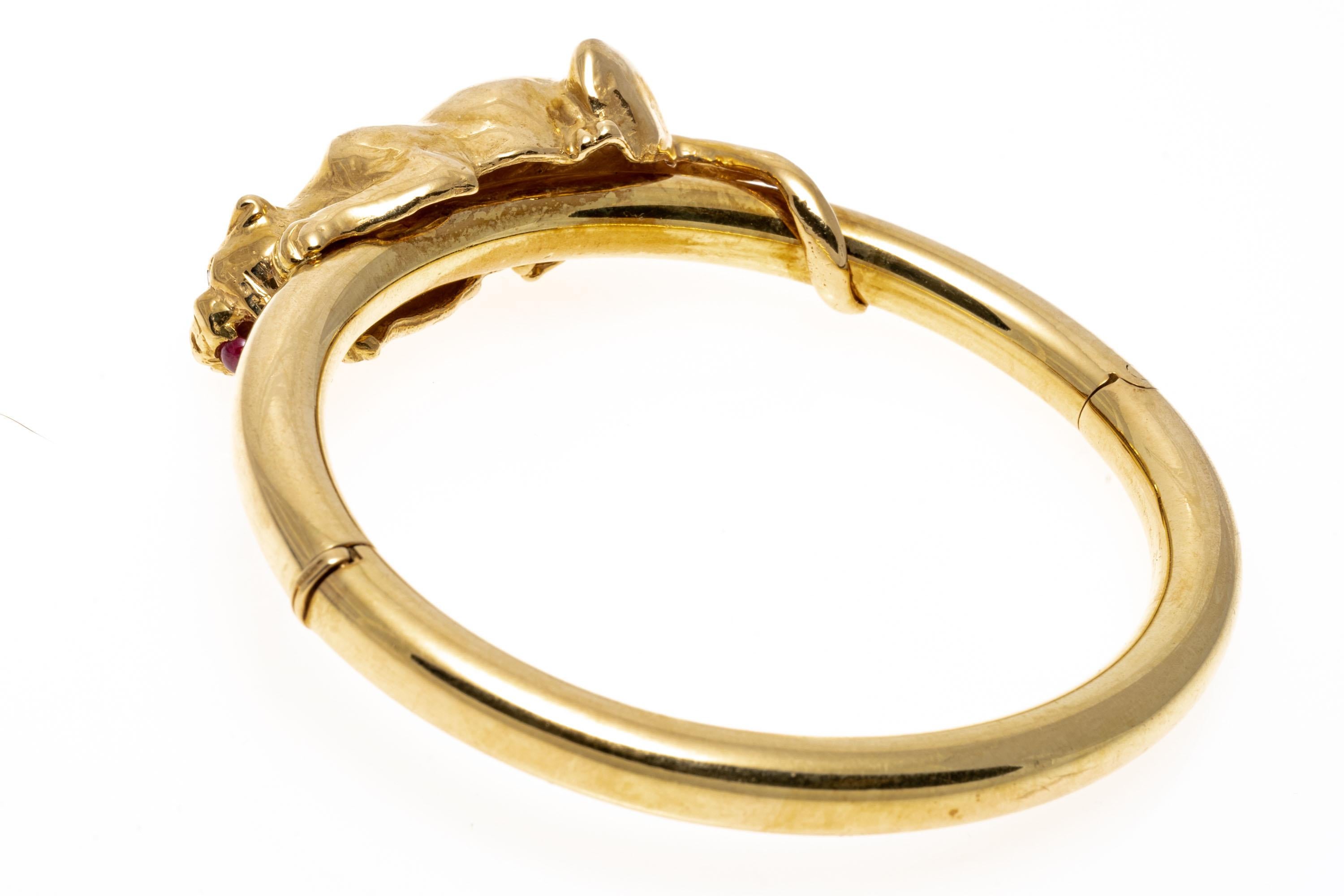 Contemporary 18k Yellow Gold Figural Crouching Panther Hinged Bangle Bracelet For Sale