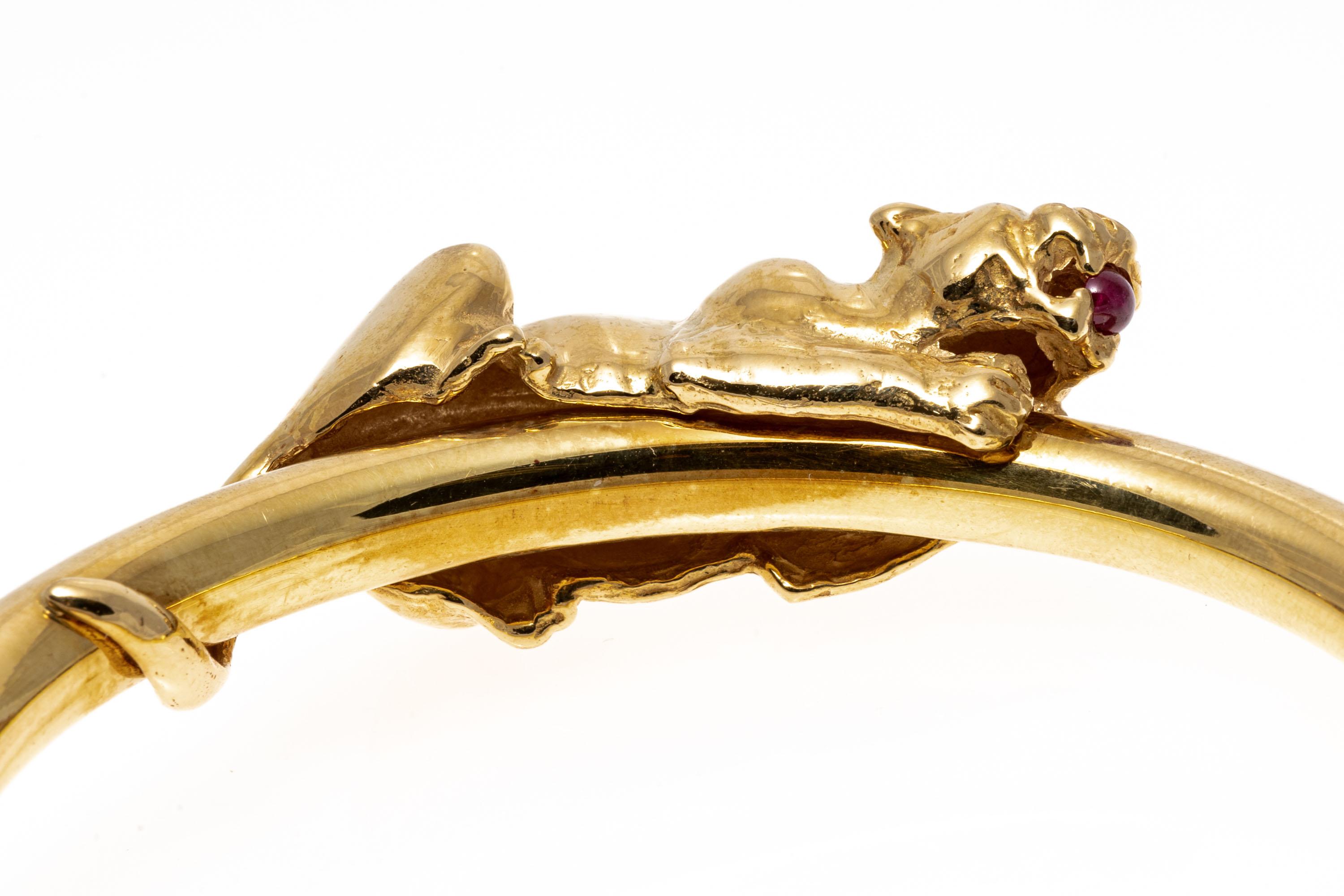 18k Yellow Gold Figural Crouching Panther Hinged Bangle Bracelet In Good Condition For Sale In Southport, CT