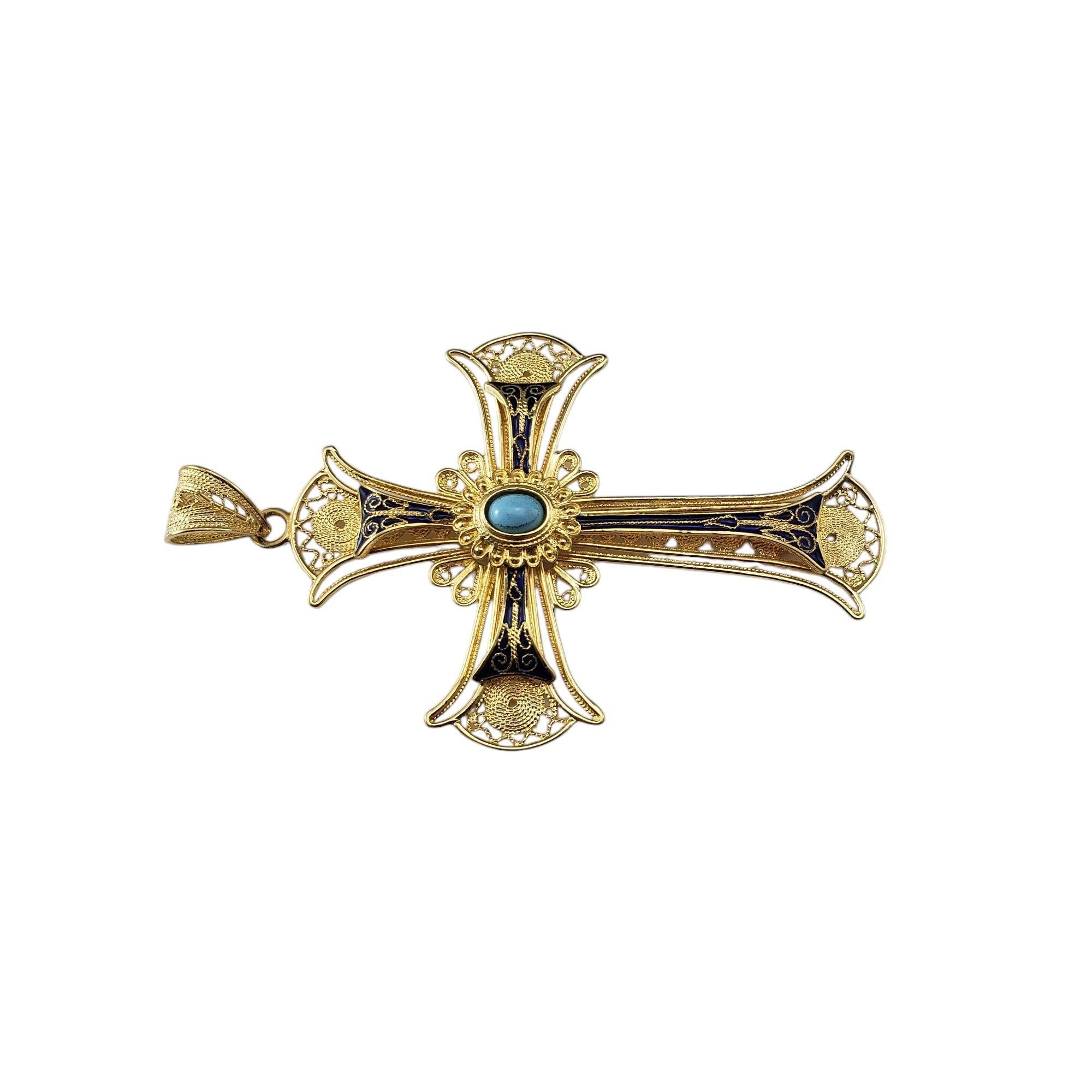 Pendentif croix en or jaune 18K filigrané en émail bleu et turquoise

Ce superbe pendentif en forme de croix est réalisé en or jaune 18 carats et présente des détails filigranes complexes, créant un motif délicat qui témoigne d'un savoir-faire