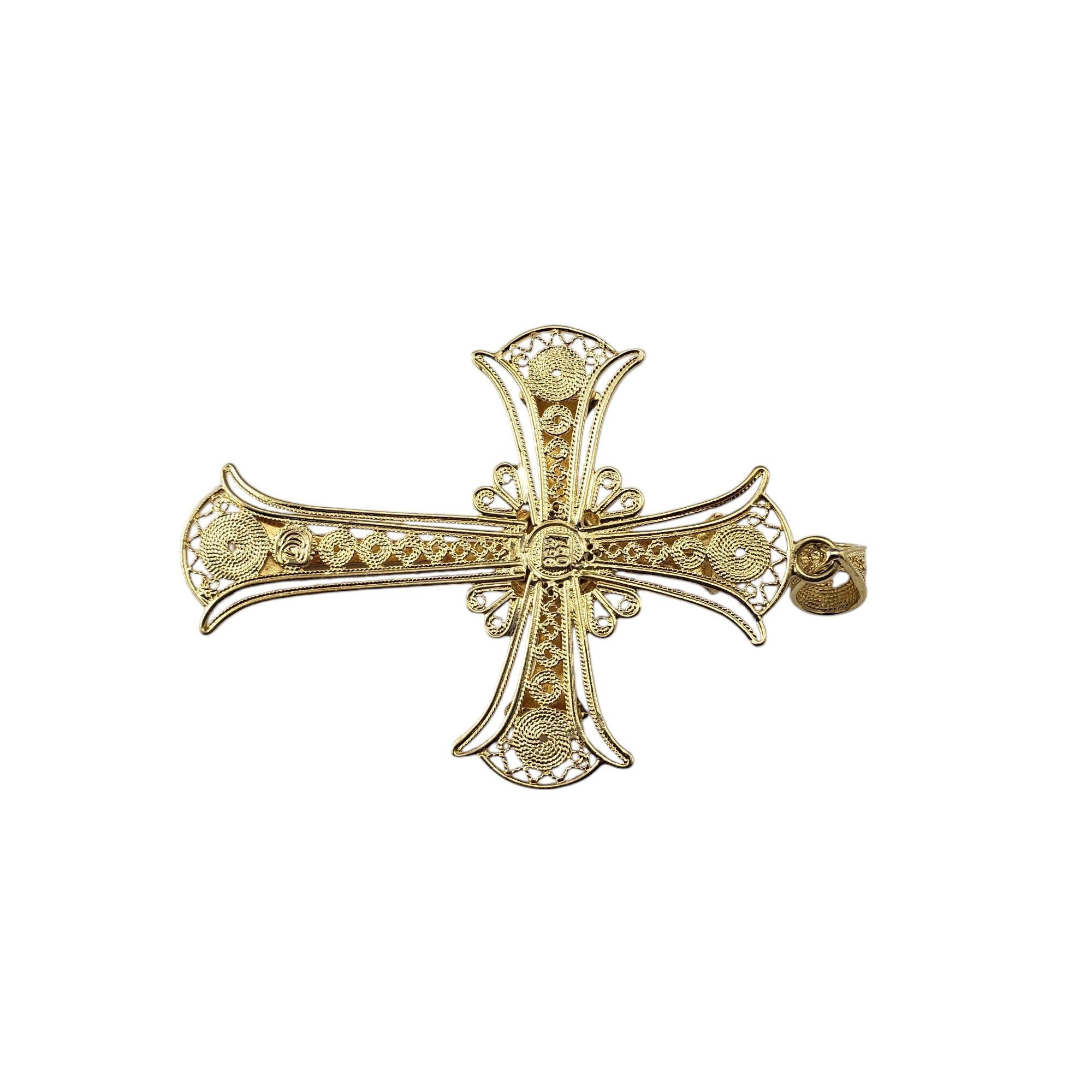 Contemporain Pendentif croix filigrane en or jaune 18 carats, émail bleu et turquoise n° 21123 en vente