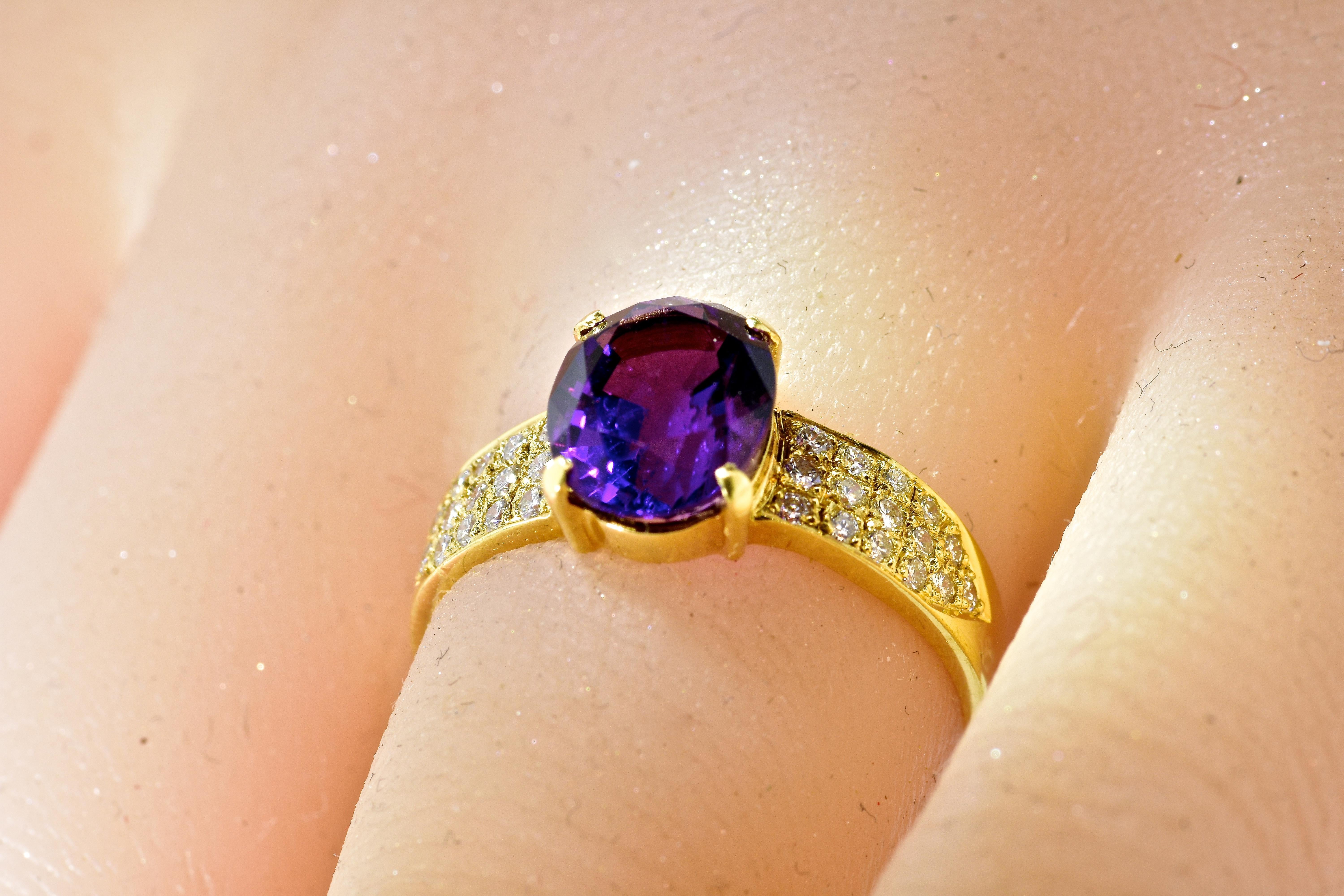 18K Yellow Gold, Fine White Diamond and Vivid Purple Amethyst Ring In Excellent Condition For Sale In Aspen, CO