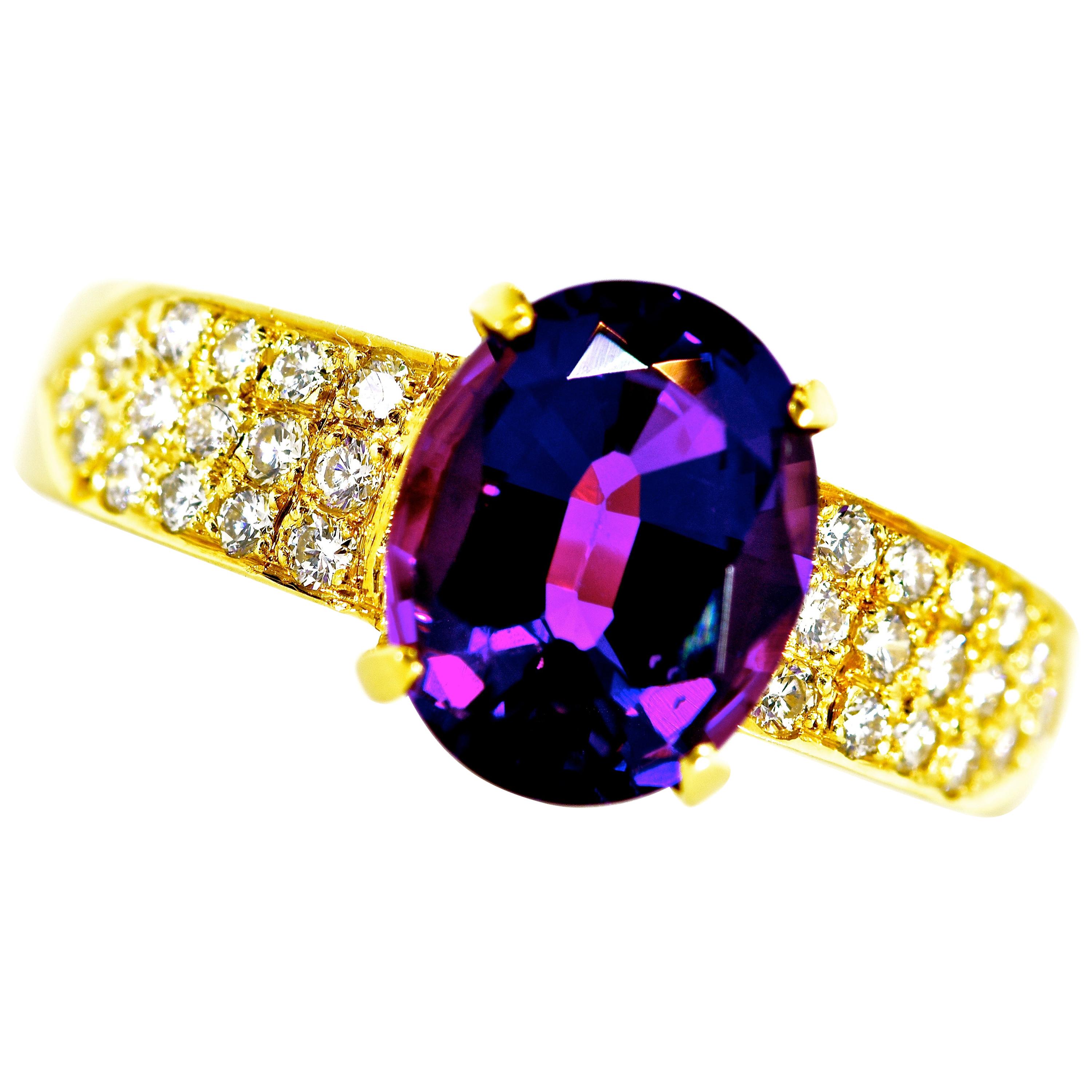 Women's or Men's 18K Yellow Gold, Fine White Diamond and Vivid Purple Amethyst Ring For Sale