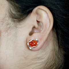 Boucles d'oreilles clous de forme libre en or jaune 18 carats, ornées d'opale de feu, de diamants et d'un saphir bleu
