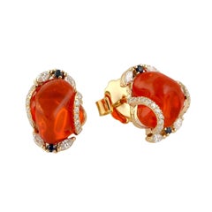 Boucles d'oreilles clous de forme libre en or jaune 18 carats, ornées d'opale de feu, de diamants et d'un saphir bleu