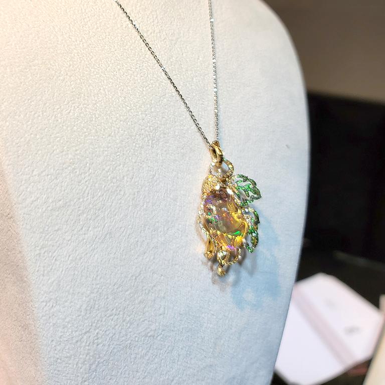 1 Feueropal - 16,82 Karat / 135 Fancy Color Diamanten - 1,09 Karat
 57 Grüner Granat - 0,37 Karat