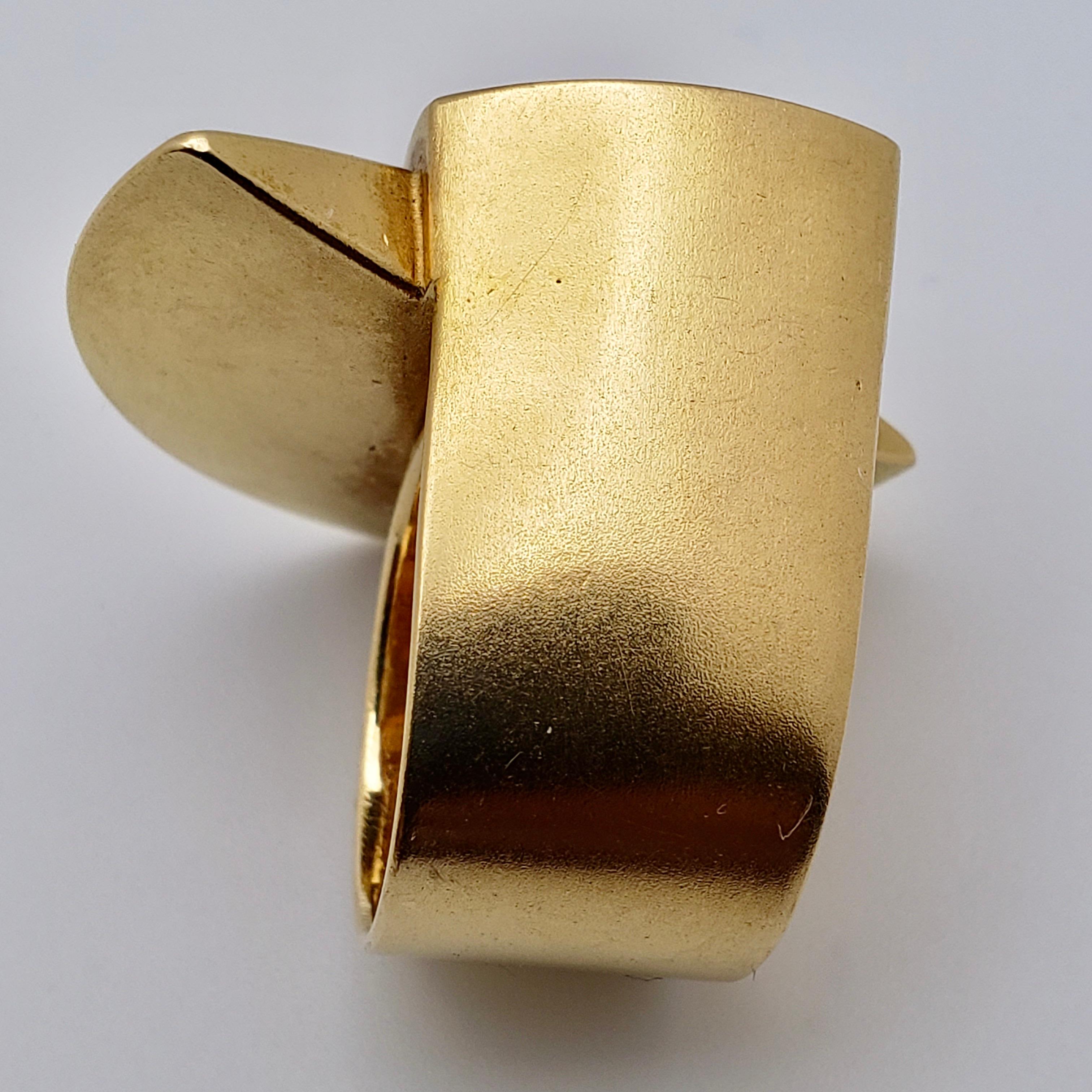 18K Yellow Gold Fire Opal Signed Munsteiner Decorative Cocktail Ring In Good Condition For Sale In Westport, CT