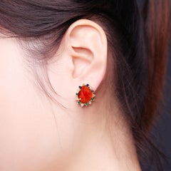 Pendientes de botón de oro amarillo de 18 quilates con ópalo de fuego y detalles de esmeraldas, zafiros y diamantes