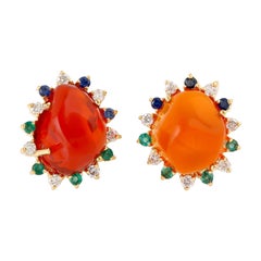 Pendientes de botón de oro amarillo de 18 quilates con ópalo de fuego y detalles de esmeraldas, zafiros y diamantes