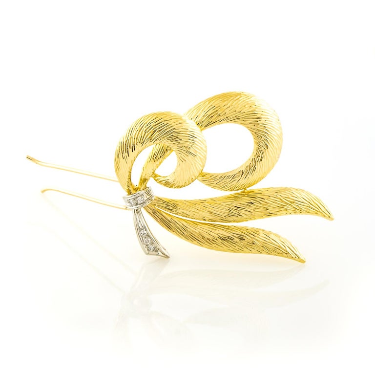 18 Karat Yellow Gold Five Diamonds Curvy Ribbon Pin at 1stDibs