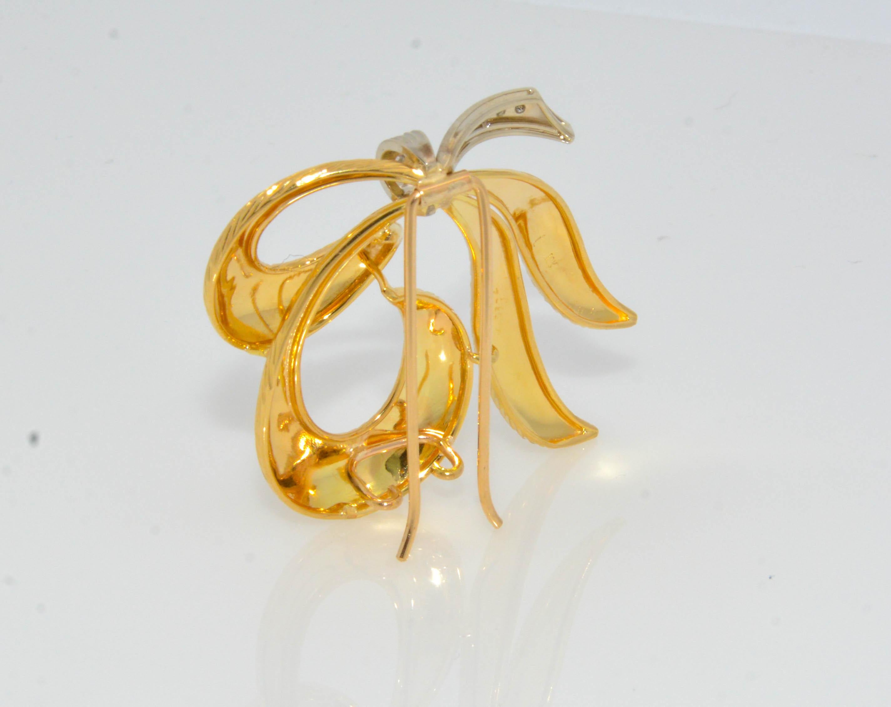 Round Cut 18 Karat Yellow Gold Five Diamonds Curvy Ribbon Pin