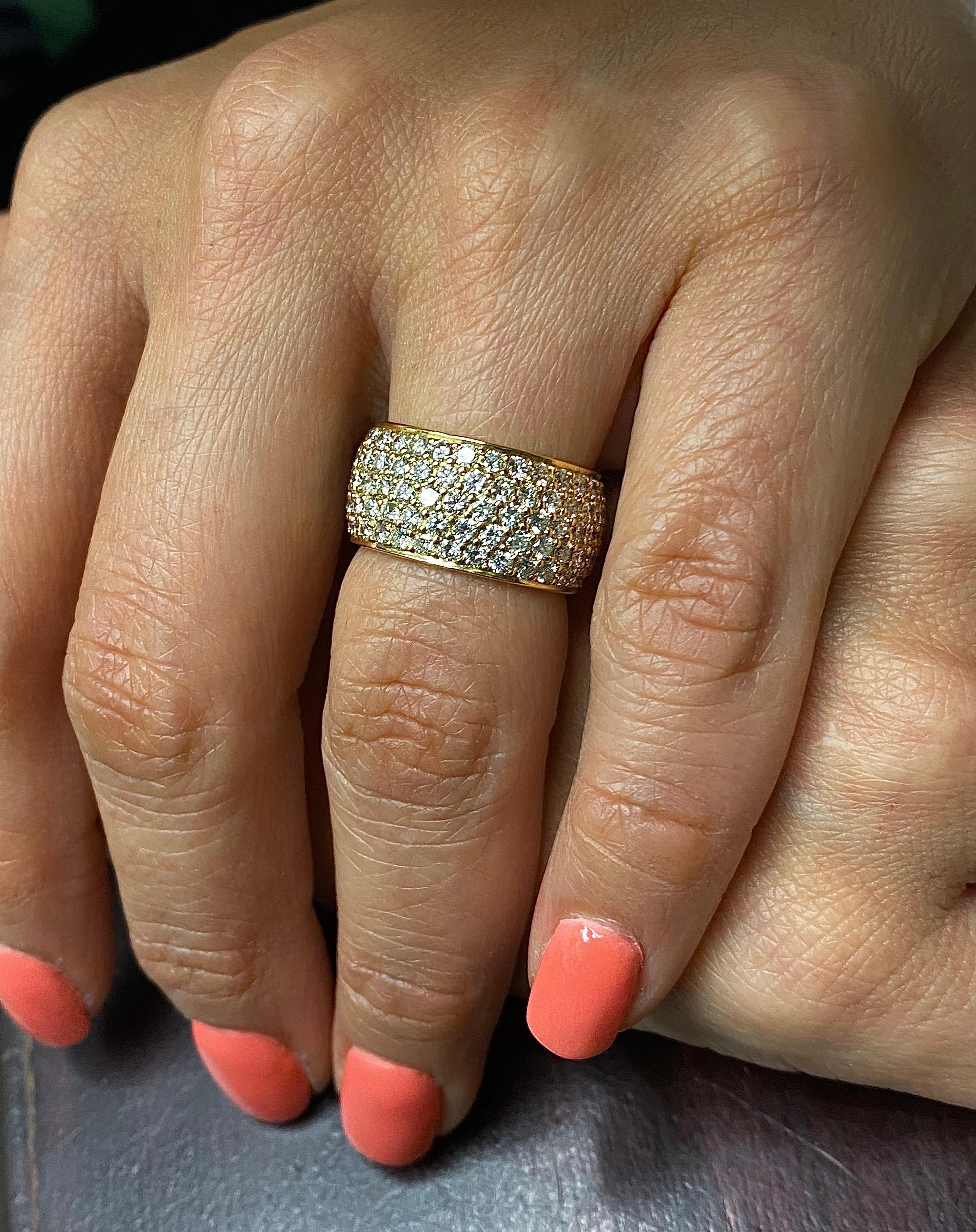 DeKara Designs Collection'S

Metall- 18K Gelbgold, .750.

Steine- 150 runde Diamanten F-G Farbe VS1-VS2 Reinheit, 6,02 Karat.

Fühlen Sie sich wie ein Aristokrat!

Ein einzigartiges, elegantes und künstlerisch gestaltetes, fünfreihiges Diamantband
