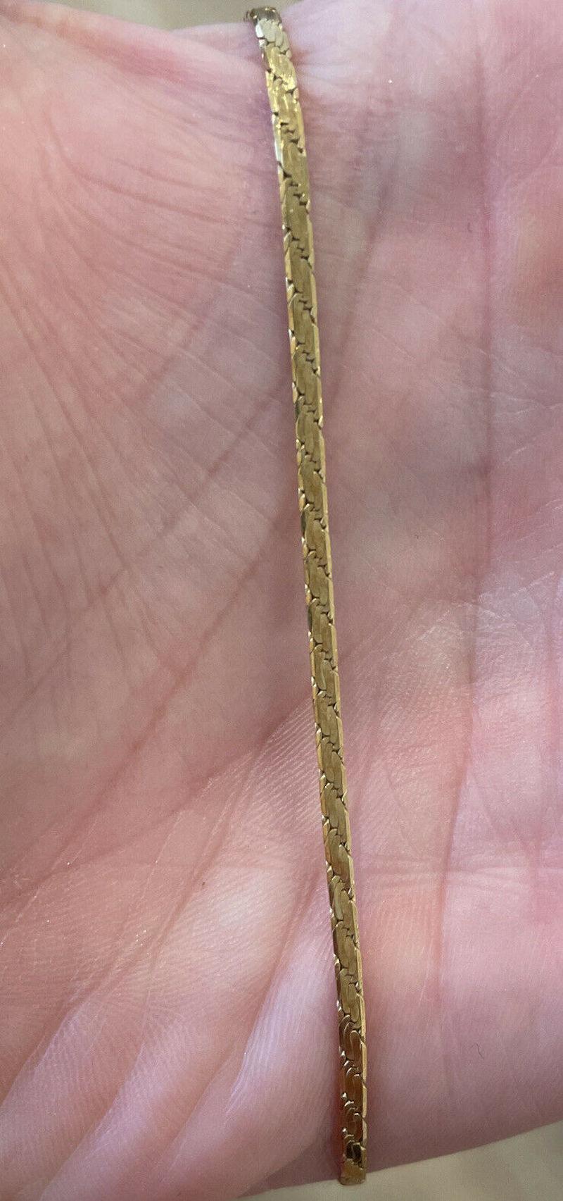 18K Yellow Gold Flat Chain Necklace 1.8mm 15' Inches


For sale is a 18k yellow gold flat chain necklace.
 Perfect worn day or night.


Metal: 18k yellow Gold
     
Hallmark: 750 

Length: 15' inches

Width: 1.8 mm

Weight: 6.1 grams
