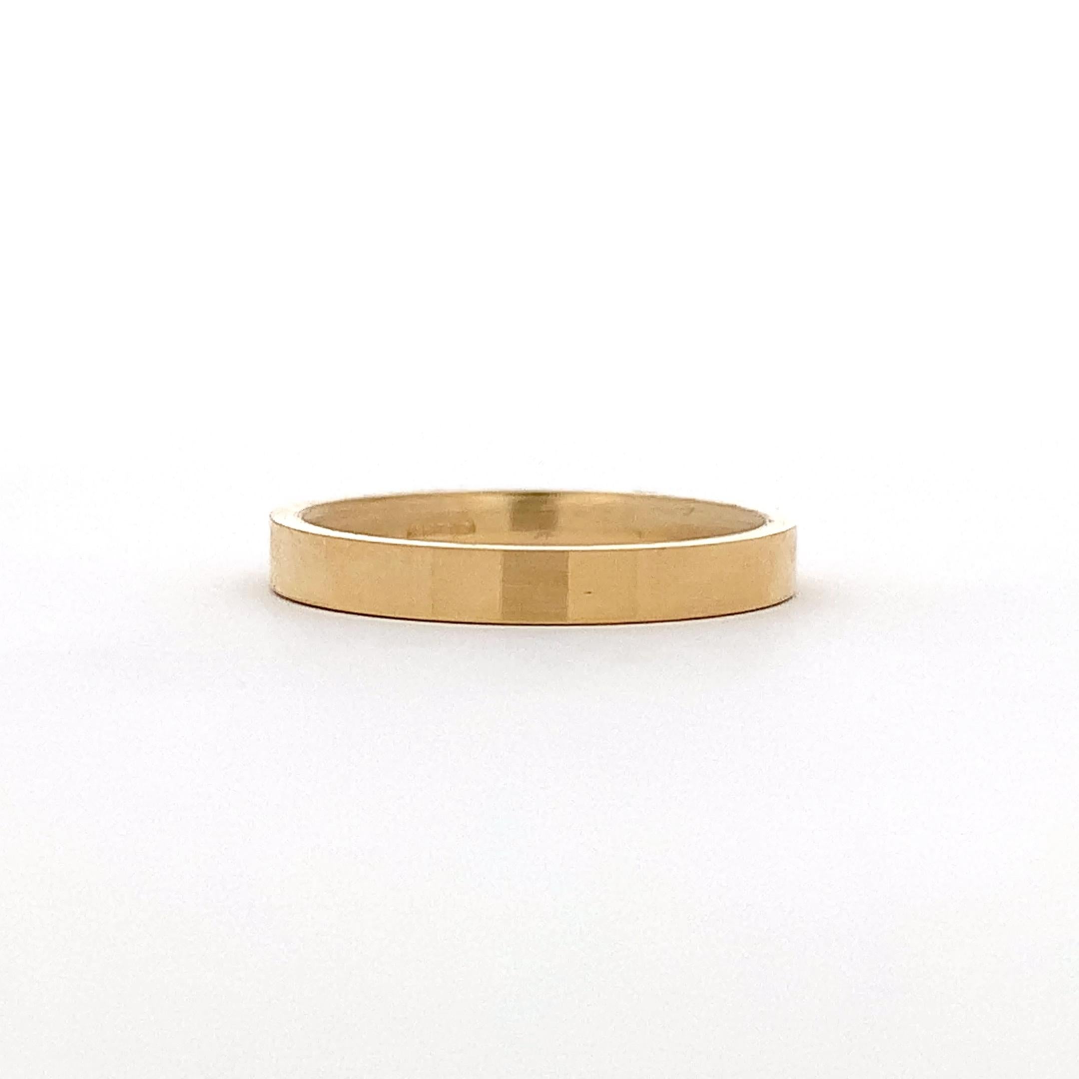 Minimalistische Eleganz mit diesem eleganten Ring aus 18 Karat Gelbgold, Breite 3 mm, Gewicht 3,1 g. Der aus glänzendem Gold gefertigte Anhänger besticht durch seine klaren Linien und sein mattes, poliertes Finish. Er eignet sich perfekt für das