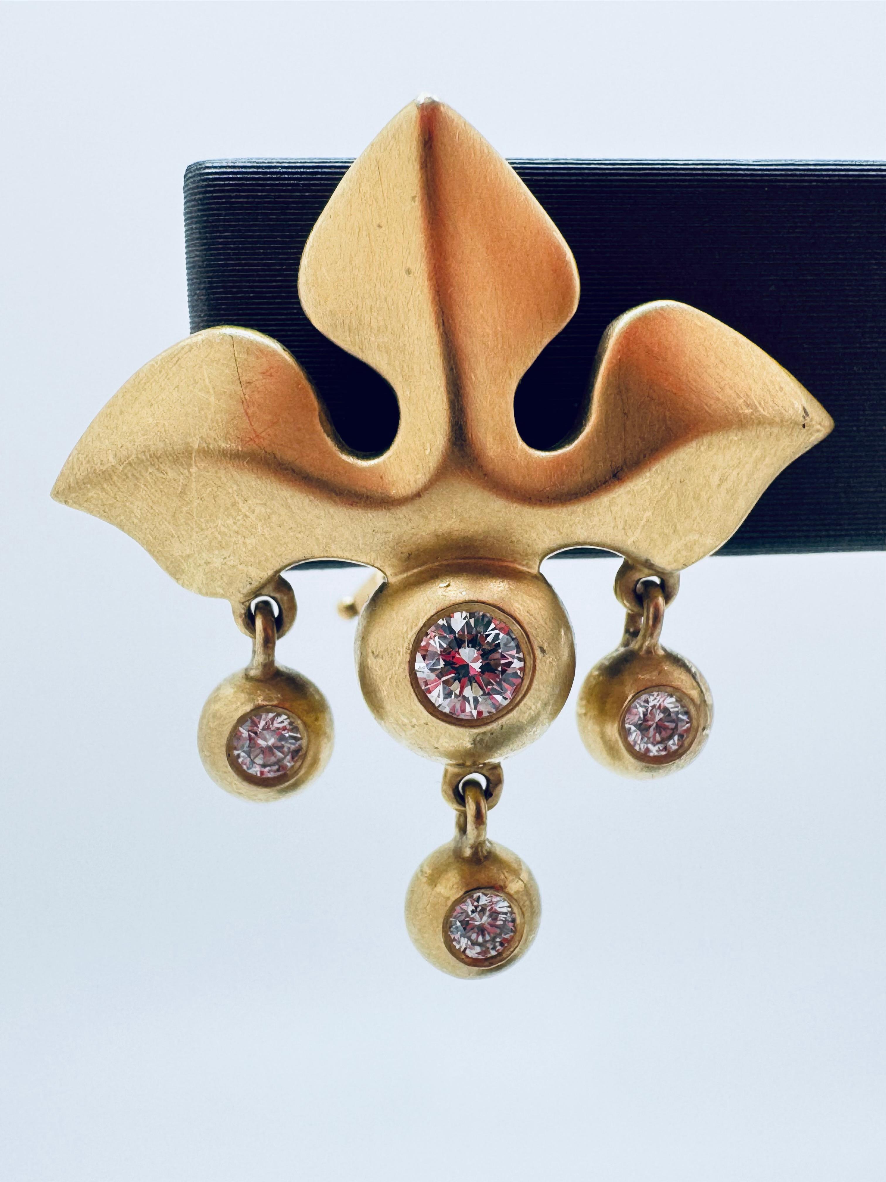 Art déco Boucles d'oreilles Fleur-de-Lis en or jaune 18K avec diamants en vente