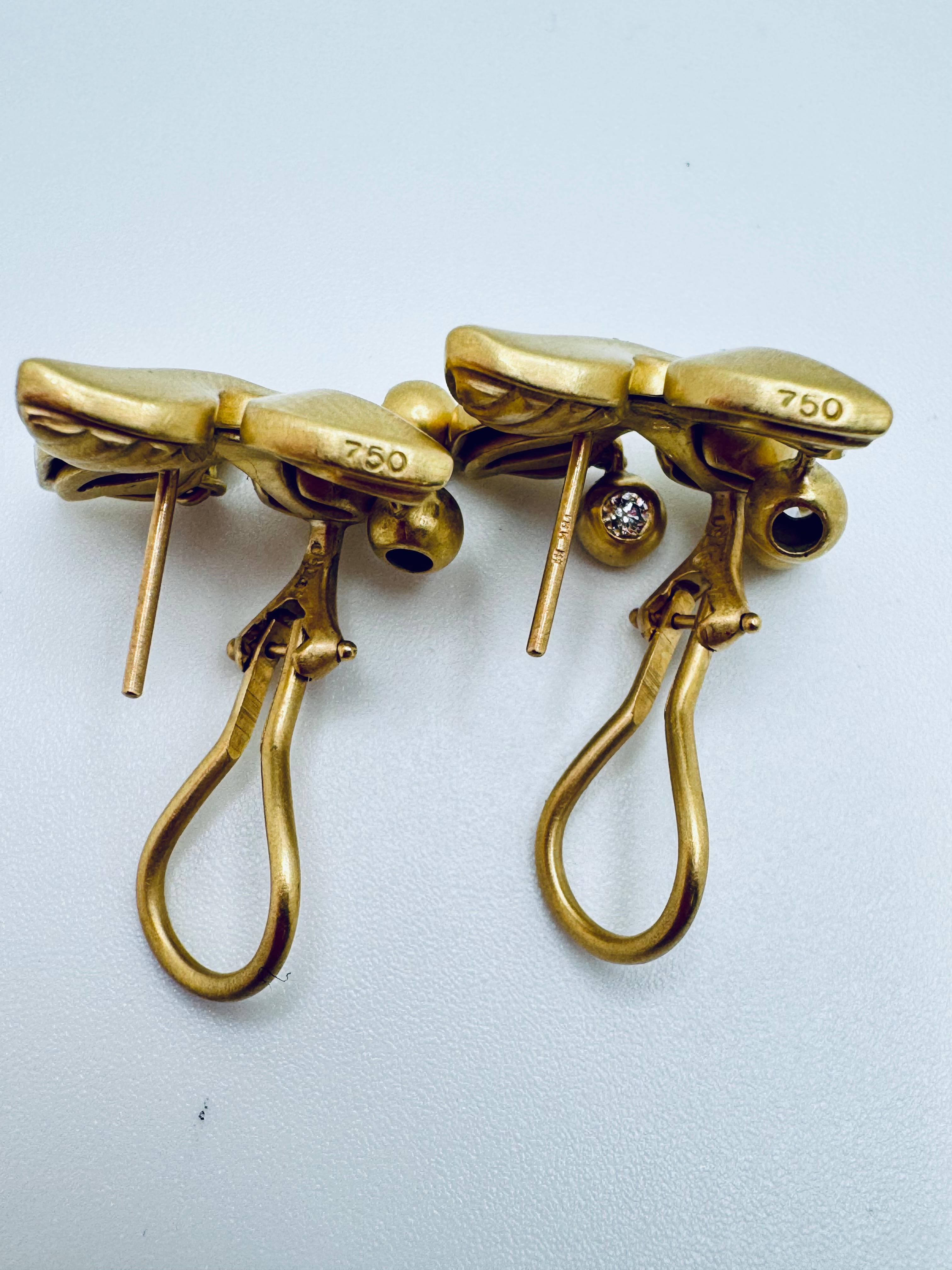 Boucles d'oreilles Fleur-de-Lis en or jaune 18K avec diamants en vente 1