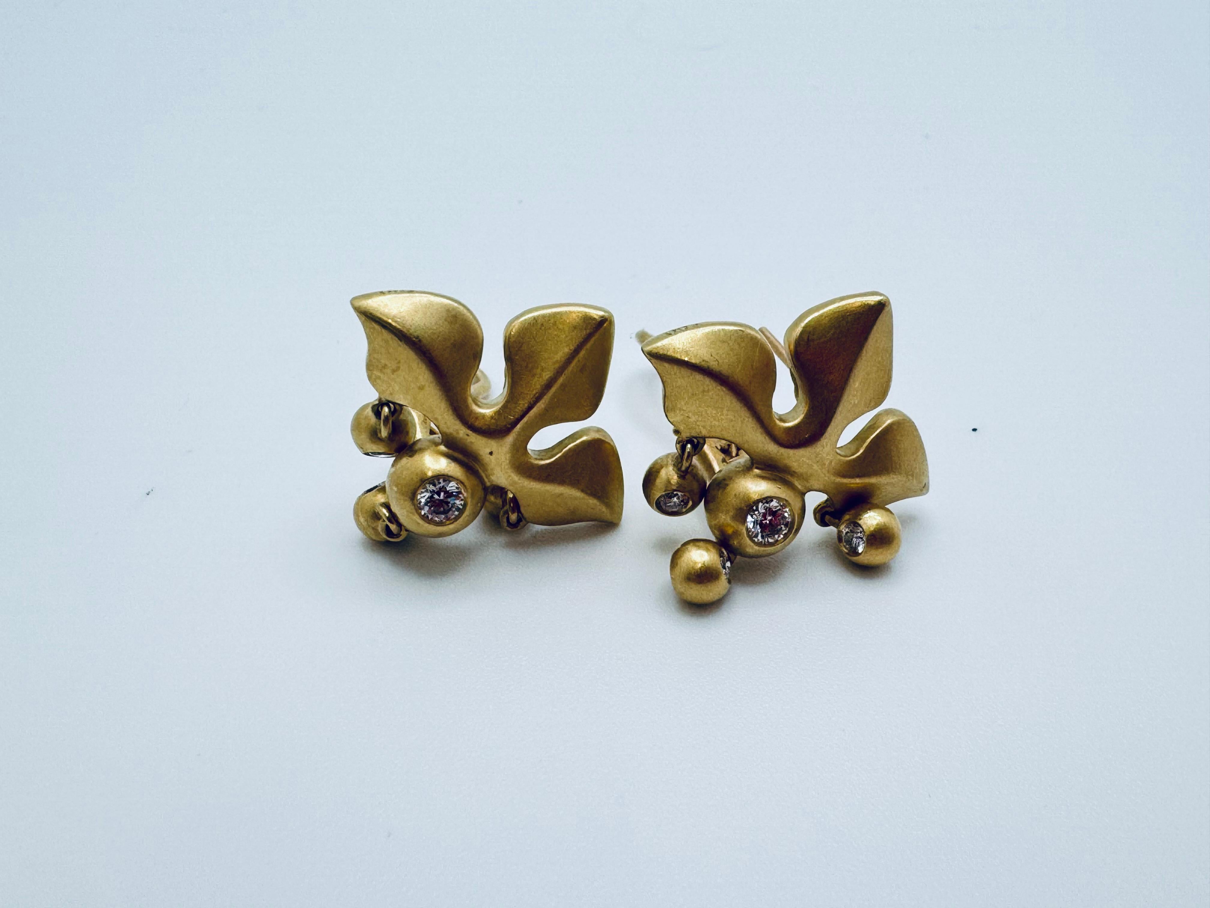 Boucles d'oreilles Fleur-de-Lis en or jaune 18K avec diamants en vente 2