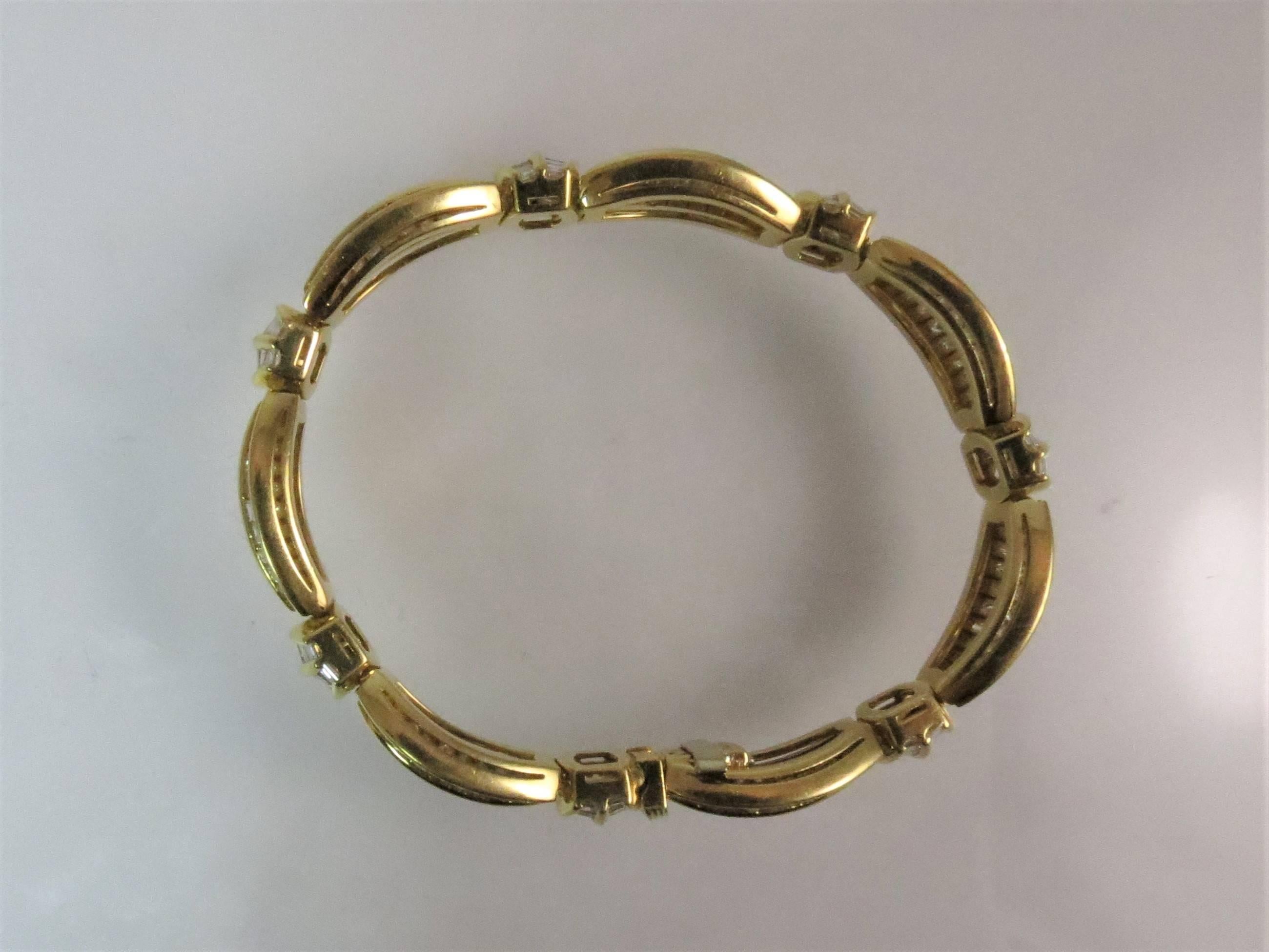 bracelet flexible en or jaune 18K, serti de 315 diamants baguettes pesant 16.82 cts, couleur G-H, pureté VS.