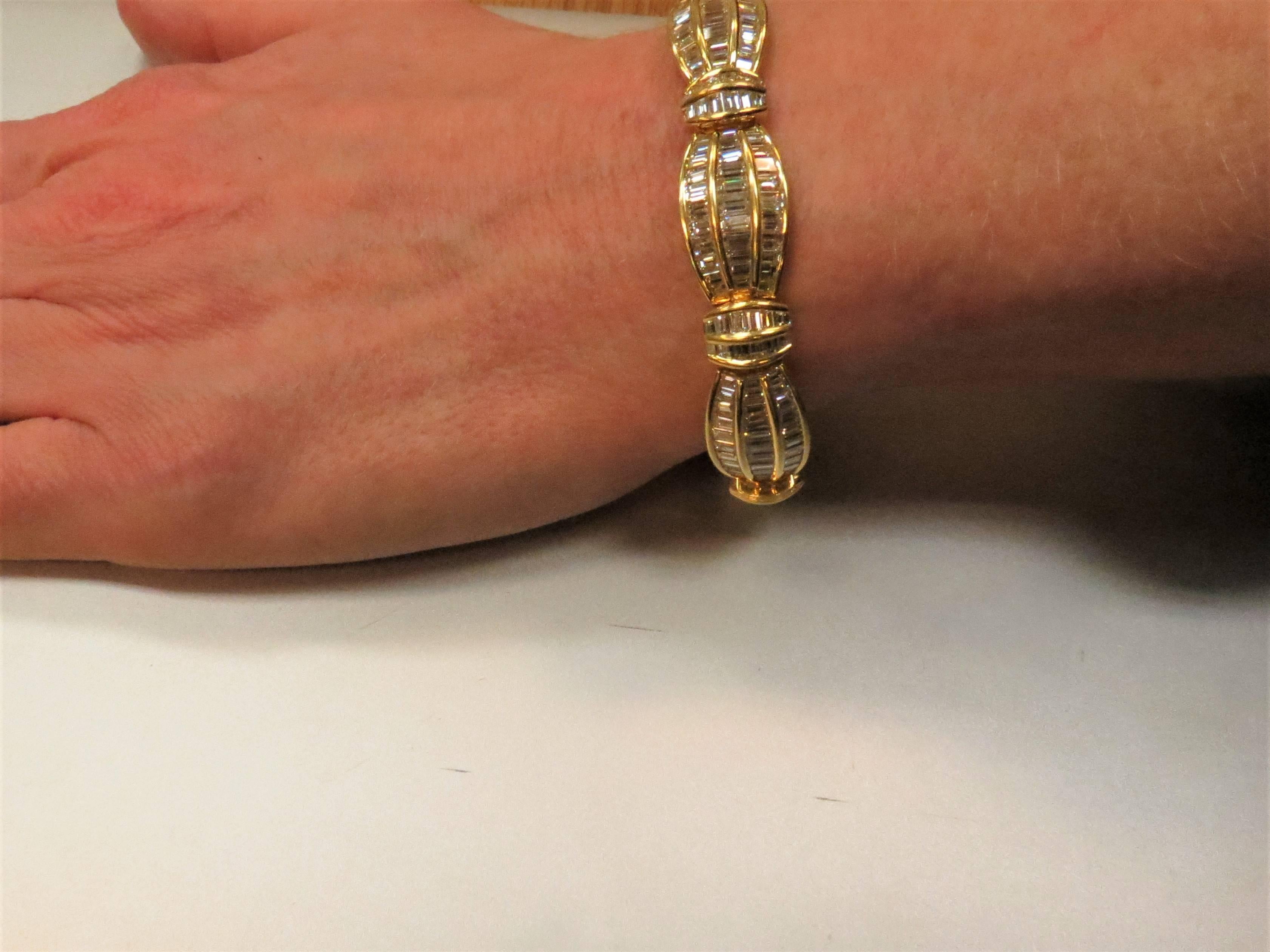 18 Karat Yellow Gold Flexible Bracelet with Baguette Diamonds In Excellent Condition For Sale In Chicago, IL
