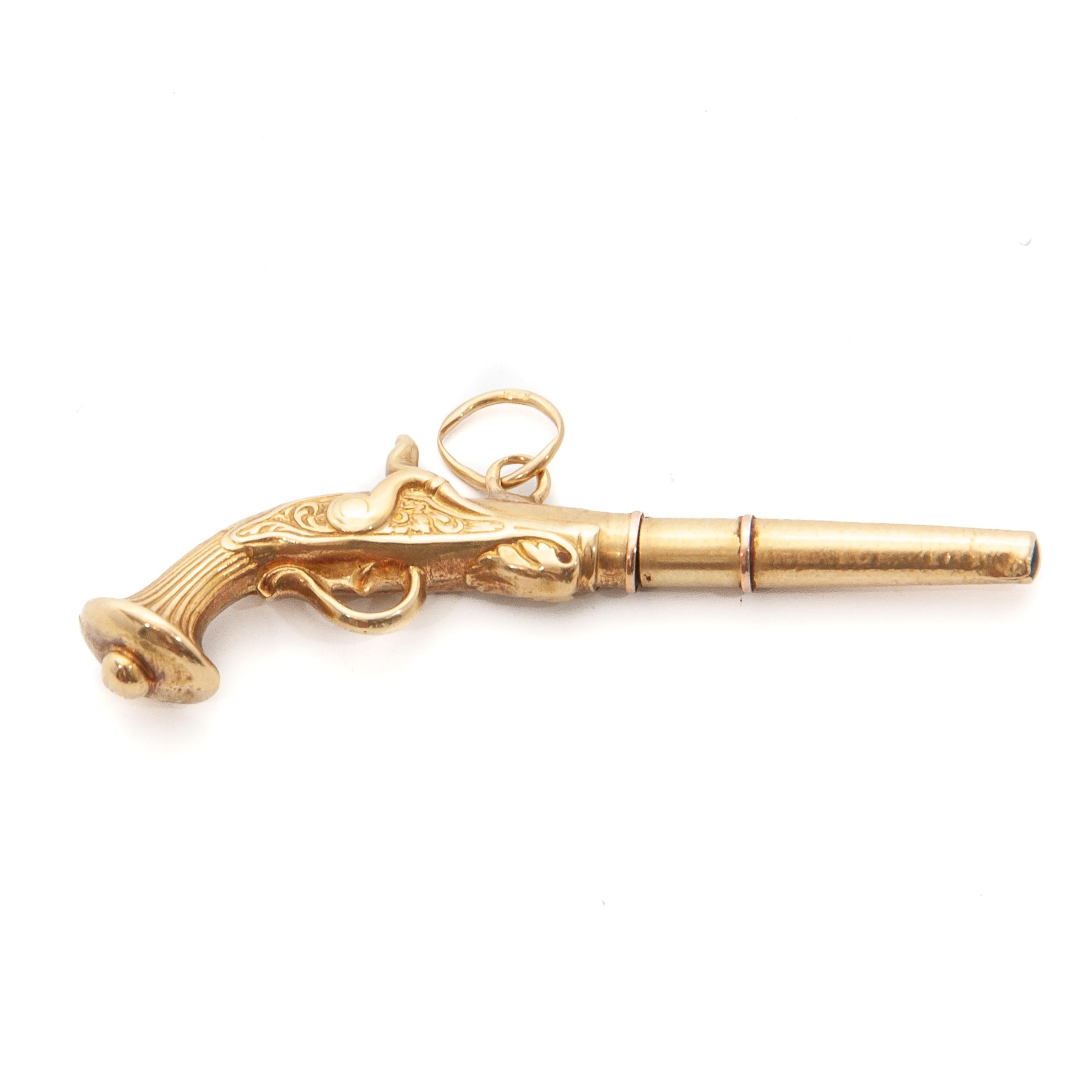 Ciondolo a forma di chiave di orologio da tasca in oro antico con revolver a pietra focaia In condizioni buone in vendita a Rotterdam, NL