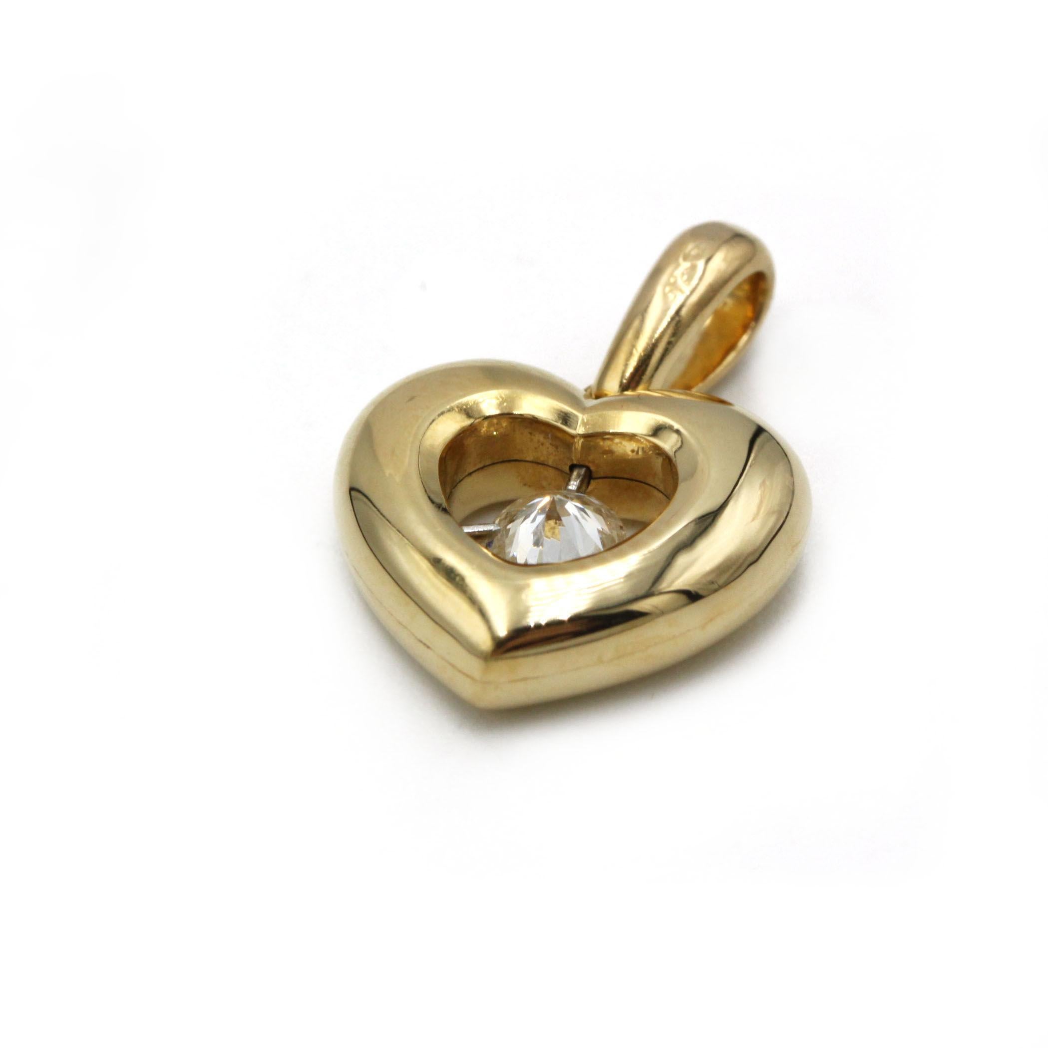 Évoquant le romantisme moderne avec une touche ludique, ce pendentif en or jaune 18 carats reprend le motif classique du cœur et lui donne une vie contemporaine avec un diamant taille brillant 