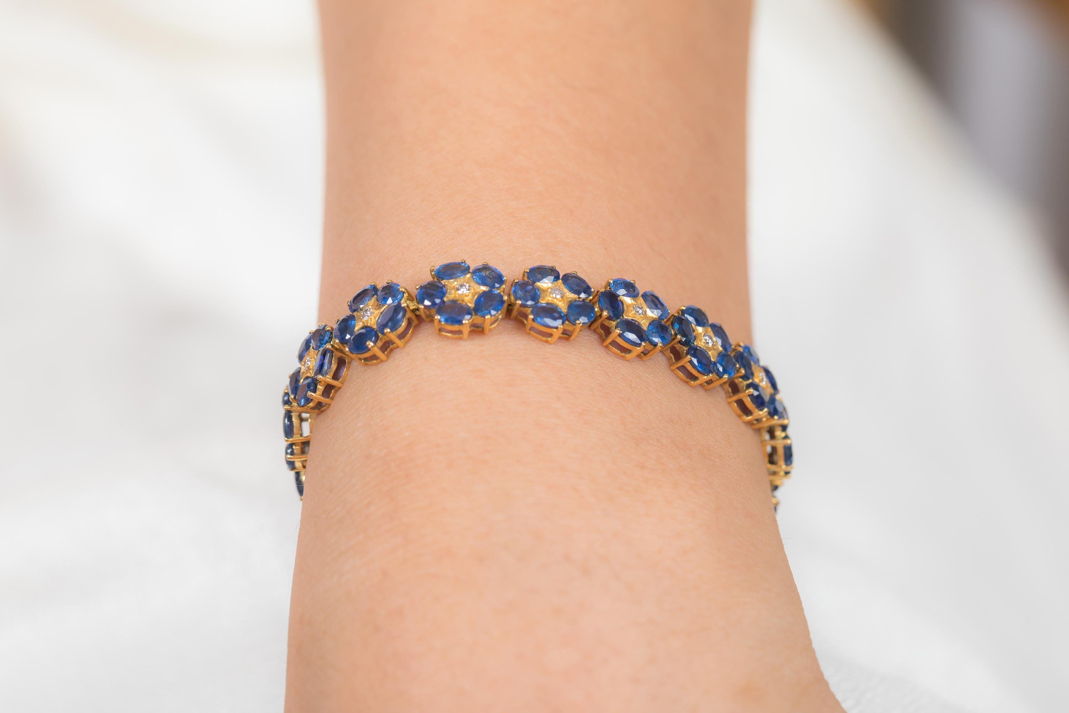 Taille ovale Bracelet en or jaune 18 carats avec saphirs bleus à fleurs et diamants en vente